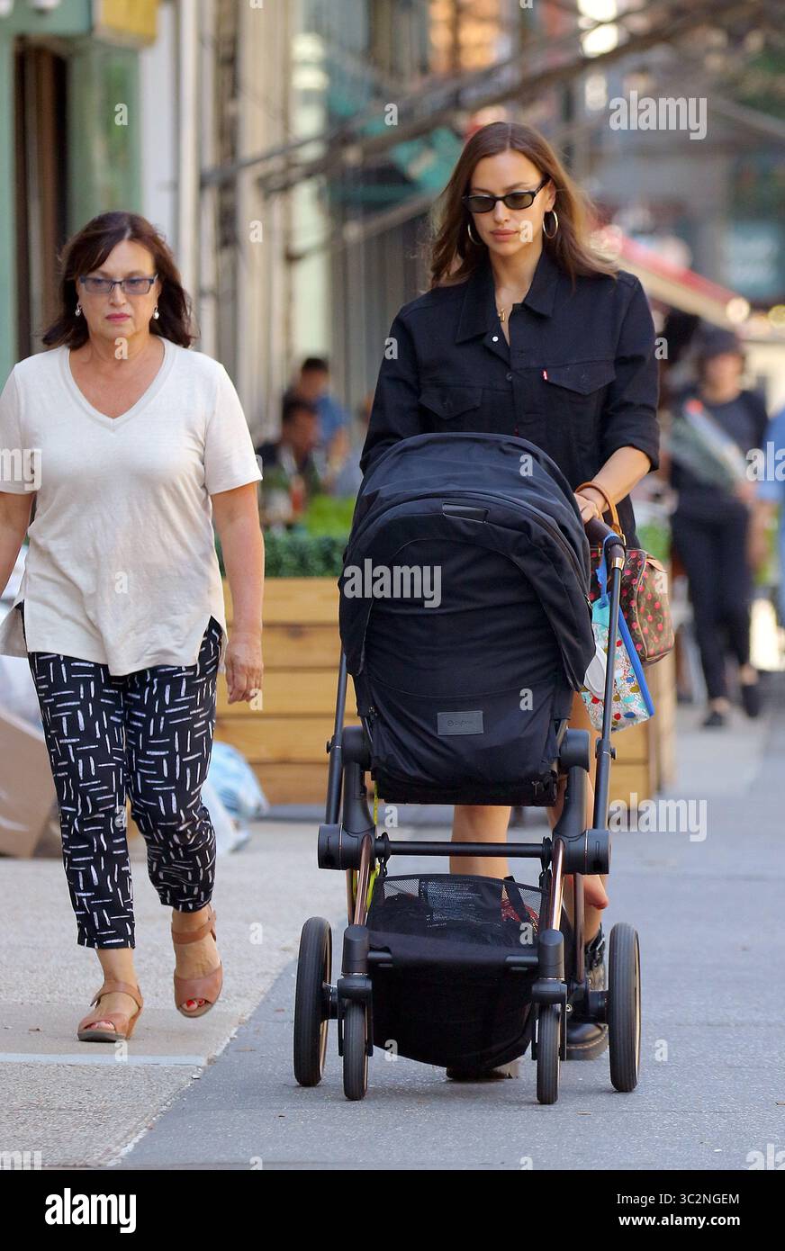 15 luglio 2019 - New York, New York, USA - la modella IRINA SHAYK e sua madre Olga Shaykhlislamova portano sua figlia Lea De Seine Shayk Cooper per una passeggiata nel West Village di New York. (Immagine di credito: © Mike Reed/Ace Pictures via ZUMA Press) Foto Stock