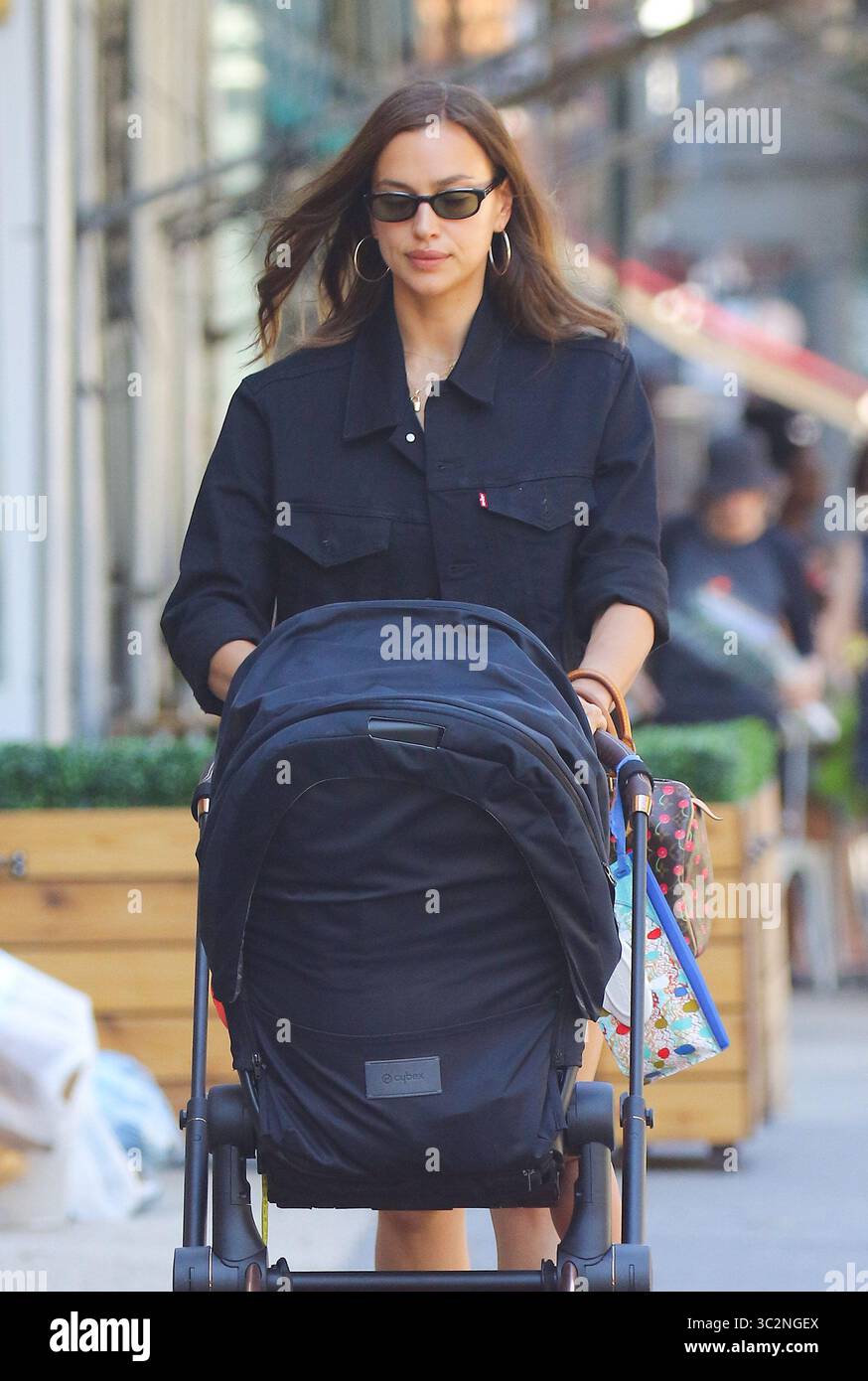 15 luglio 2019 - New York, New York, USA - la modella IRINA SHAYK e sua madre Olga Shaykhlislamova portano sua figlia Lea De Seine Shayk Cooper per una passeggiata nel West Village di New York. (Immagine di credito: © Mike Reed/Ace Pictures via ZUMA Press) Foto Stock