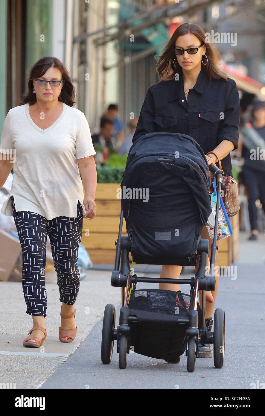 15 luglio 2019 - New York, New York, USA - la modella IRINA SHAYK e sua madre Olga Shaykhlislamova portano sua figlia Lea De Seine Shayk Cooper per una passeggiata nel West Village di New York. (Immagine di credito: © Mike Reed/Ace Pictures via ZUMA Press) Foto Stock