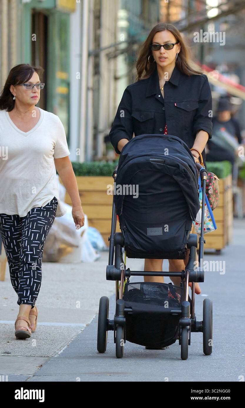 15 luglio 2019 - New York, New York, USA - la modella IRINA SHAYK e sua madre Olga Shaykhlislamova portano sua figlia Lea De Seine Shayk Cooper per una passeggiata nel West Village di New York. (Immagine di credito: © Mike Reed/Ace Pictures via ZUMA Press) Foto Stock