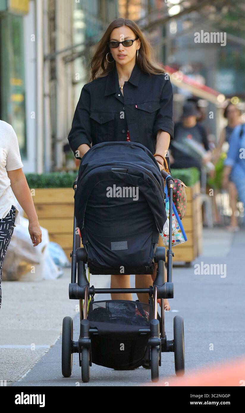 15 luglio 2019 - New York, New York, USA - la modella IRINA SHAYK e sua madre Olga Shaykhlislamova portano sua figlia Lea De Seine Shayk Cooper per una passeggiata nel West Village di New York. (Immagine di credito: © Mike Reed/Ace Pictures via ZUMA Press) Foto Stock