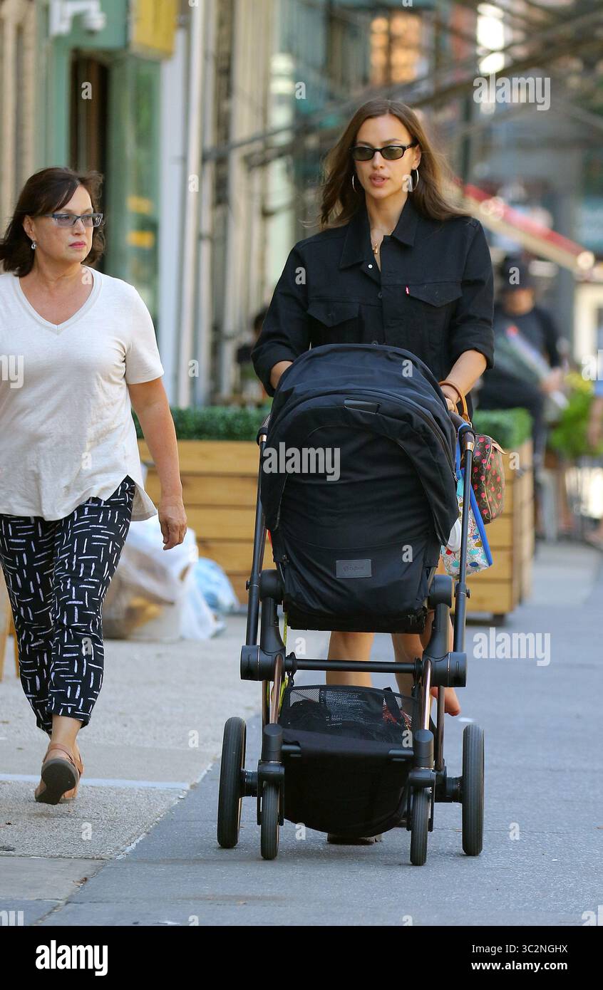 15 luglio 2019 - New York, New York, USA - la modella IRINA SHAYK e sua madre Olga Shaykhlislamova portano sua figlia Lea De Seine Shayk Cooper per una passeggiata nel West Village di New York. (Immagine di credito: © Mike Reed/Ace Pictures via ZUMA Press) Foto Stock