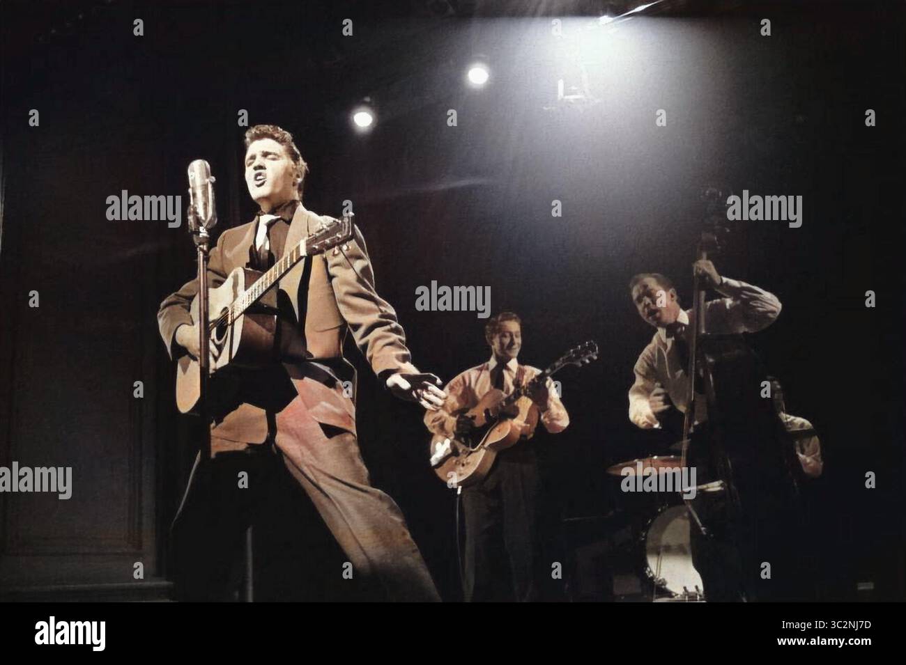 Elvis Presley sul palco con Scotty Moore e Bill Black, 1956 anni. Foto Stock