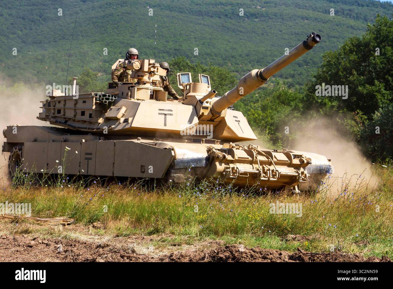 12 luglio 2019 - Novo Selo, Bulgaria - un carro armato M1 Abrams assegnato al 1st Battalion, 16th Infantry Regiment, 1st Armored Brigade Combat Team, 1st Infantry Division conduce manovre durante Platinum Lion 19 presso Novo Selo Training area, Bulgaria, 12 luglio 2019. L'esercizio di addestramento consente alle unità partecipanti di condividere conoscenze e tattiche militari per aumentare l'interoperabilità e rafforzare il legame tra le nazioni. (Immagine di credito: © U.S. Army/ZUMA Wire/ZUMAPRESS.com) Foto Stock
