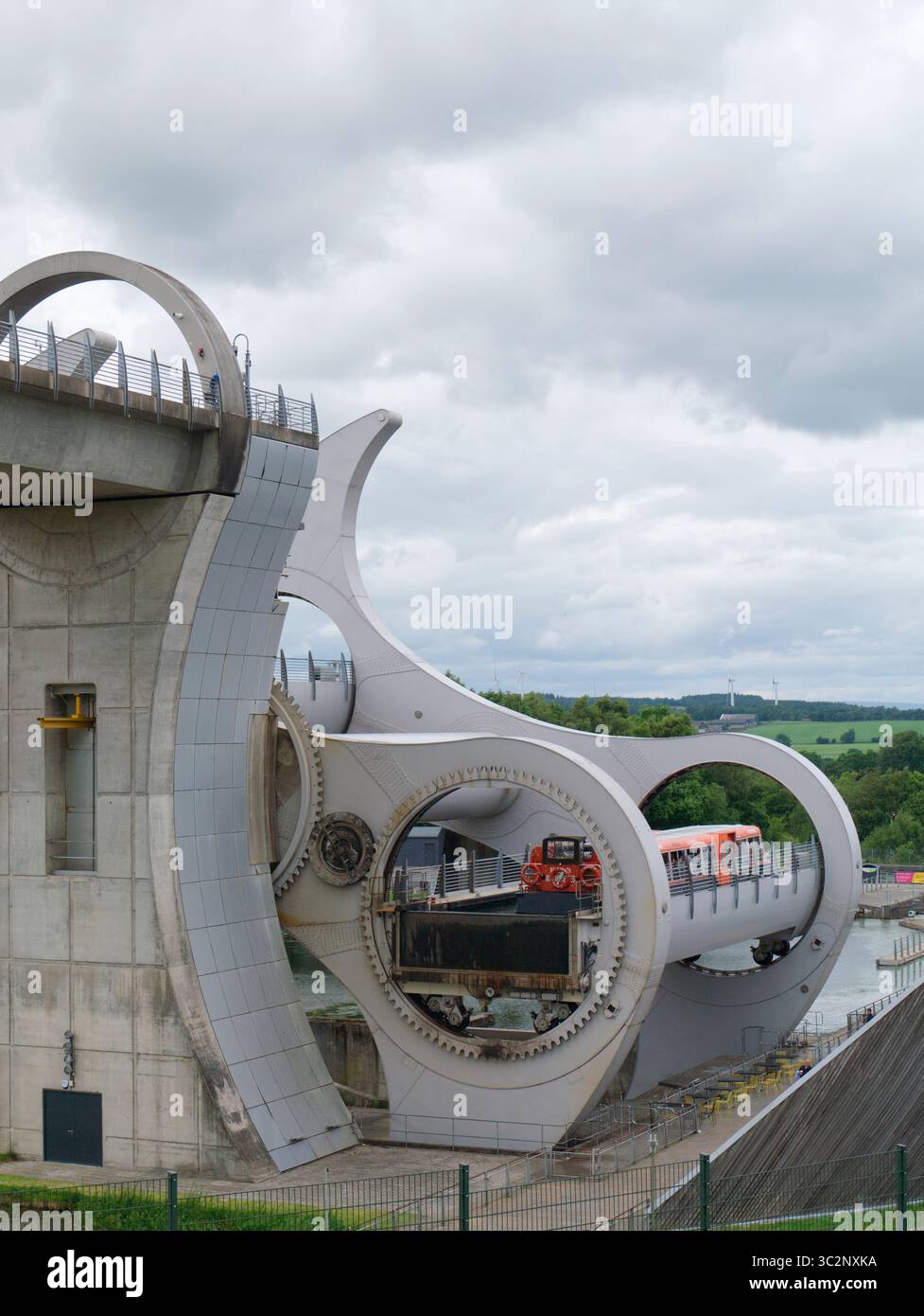 Ruota di Falkirk che ruota per trasferire le barche tra 2 canali Foto Stock
