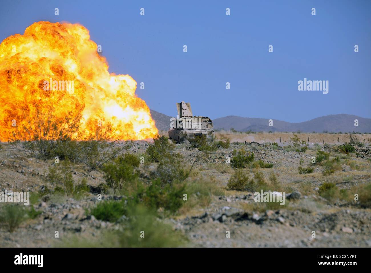 17 luglio 2019 - Fort Irwin, California, USA - i soldati assegnati al 236th Brigade Engineer Battalion detonano C4 da un veicolo corazzato durante la conduzione di una linea di compensazione miniera incendiano fuoco vivo durante la loro rotazione del 19-09 sotto la 30th Armored Brigade Combat Team il 17 luglio 2019 presso il National Training Center. L'NTC è una struttura di addestramento progettata per simulare scenari di combattimento reali che mettono alla prova la preparazione dei guerrieri utilizzando la loro specialità professionale militare in un ambiente ad alto ritmo. (Immagine di credito: © U.S. Marines/ZUMA Wire/ZUMAPRESS.com) Foto Stock