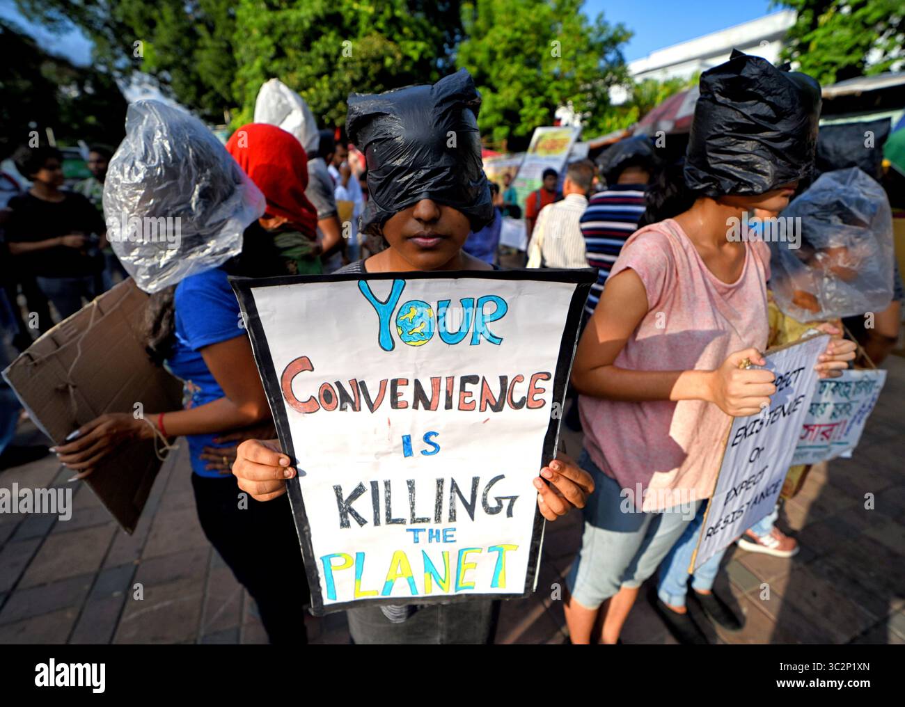 19 luglio 2019 - Kolkata, BENGALA OCCIDENTALE, India - attivisti del gruppo Friday for Future con il volto avvolto da sacchetti di plastica, tenendo in mano cartelli su Plastic Threat per creare un programma di sensibilizzazione a Kolkata..l'inquinamento plastico nel mondo distrugge rapidamente l'ambiente naturale e ha un forte impatto sul clima. (Immagine di credito: © Avishek Das/SOPA Images via ZUMA Wire) Foto Stock