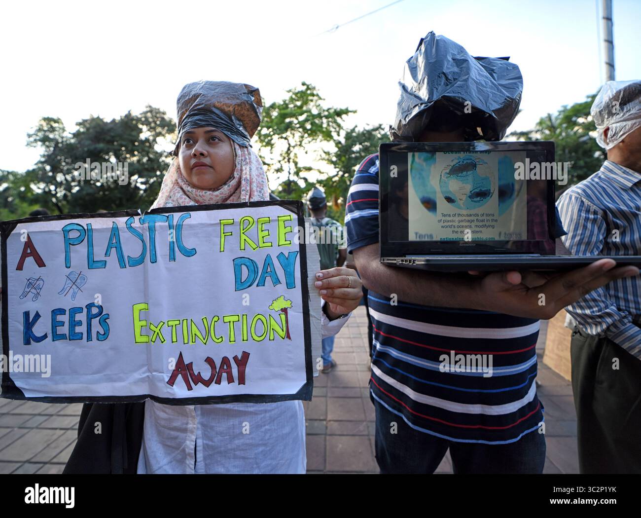 19 luglio 2019 - Kolkata, BENGALA OCCIDENTALE, India - attivisti del gruppo Friday for Future con il volto avvolto da sacchetti di plastica, tenendo in mano cartelli su Plastic Threat per creare un programma di sensibilizzazione a Kolkata..l'inquinamento plastico nel mondo distrugge rapidamente l'ambiente naturale e ha un forte impatto sul clima. (Immagine di credito: © Avishek Das/SOPA Images via ZUMA Wire) Foto Stock
