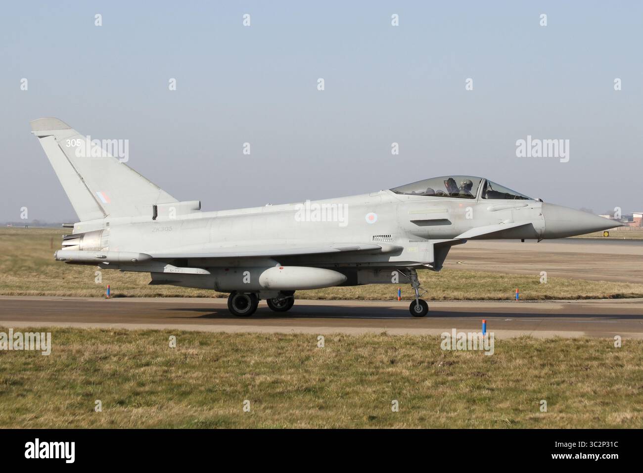 RAF Typhoon FGR4 dall'11 Squadron The Southern Txiway a RAF Coningsby nel Lincolnshire. Foto Stock