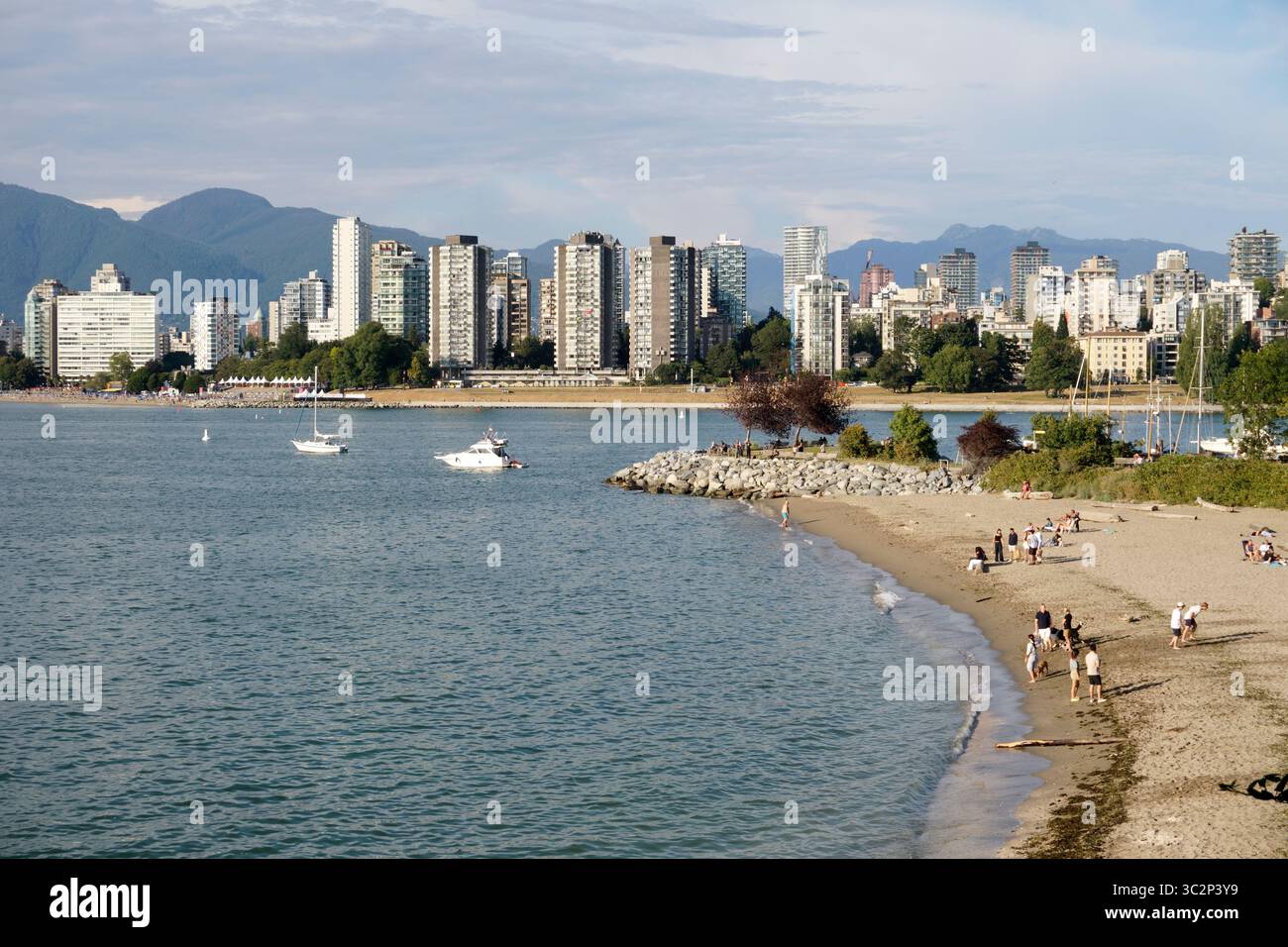 Vista di Hadden Beach, English Bay e dello skyline del West End da Hadden Park, Kitsilano, Vancouver, BC, Canada Foto Stock