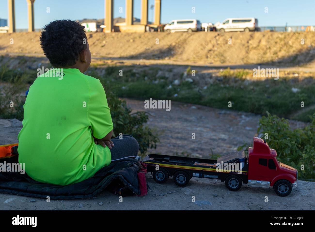 I migranti si riuniscono al confine di Ciudad Juarez, tra crescenti tensioni e cambiamenti politici che influenzano il loro viaggio negli Stati Uniti il 25 ottobre 2022. Foto Stock