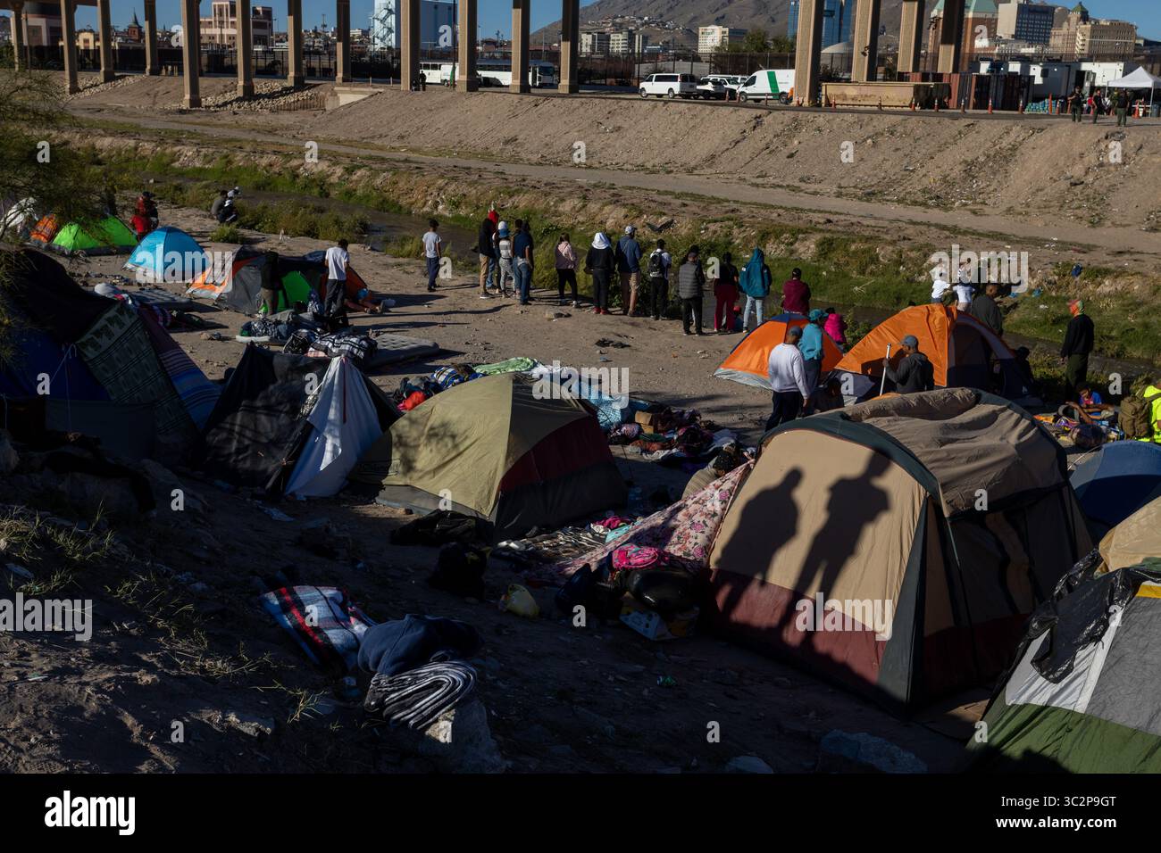 Un campo di tenda improvvisato vicino al confine di Ciudad Juarez mette in evidenza la crisi migratoria in corso, con famiglie riunite e oggetti personali sparsi durante il loro viaggio in cerca di asilo negli Stati Uniti. Foto Stock