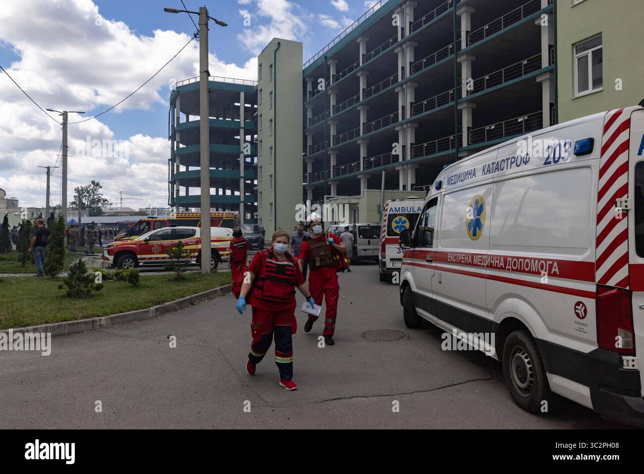 Charkiv, Ucraina. 24 luglio 2025. I russi colpirono con due bombe aeree del peso di 250 kg ciascuna su un quartiere densamente popolato di Charkiv. 20 edifici residenziali, officine di produzione, un edificio amministrativo e auto sono stati danneggiati. L'onda esplosiva è scoppiata più di 600 finestre, ha detto il sindaco. Il numero di vittime del bombardamento di Kharkiv da parte di KAB è aumentato a 37 persone, come riportato da Igor Terekhov. Charkiv, Ucraina il 24 luglio 2025. Foto di Yevhen Titov/ABACAPRESS.COM credito: Abaca Press/Alamy Live News Foto Stock