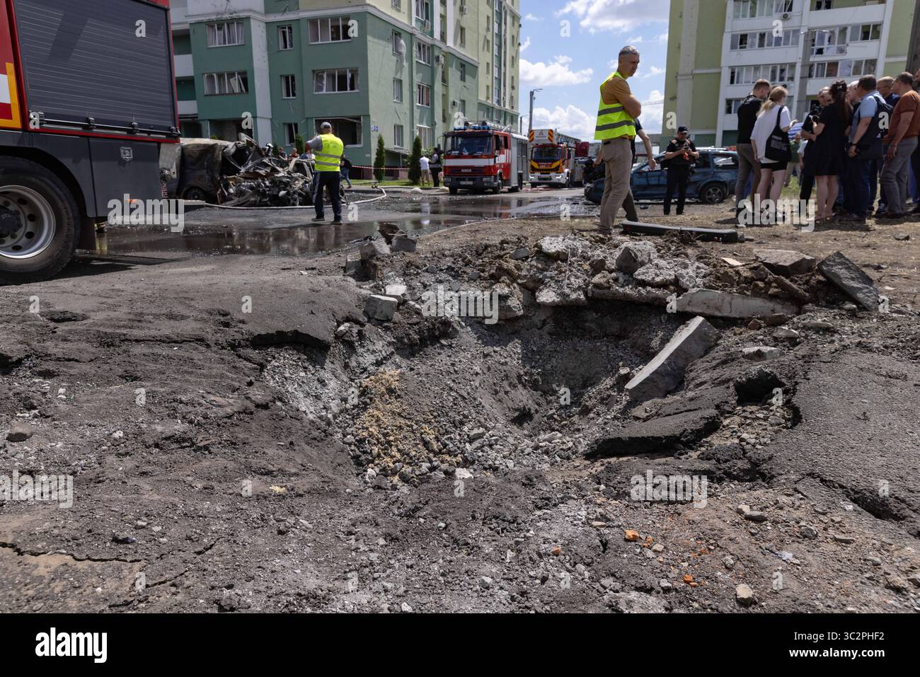 Charkiv, Ucraina. 24 luglio 2025. I russi colpirono con due bombe aeree del peso di 250 kg ciascuna su un quartiere densamente popolato di Charkiv. 20 edifici residenziali, officine di produzione, un edificio amministrativo e auto sono stati danneggiati. L'onda esplosiva è scoppiata più di 600 finestre, ha detto il sindaco. Il numero di vittime del bombardamento di Kharkiv da parte di KAB è aumentato a 37 persone, come riportato da Igor Terekhov. Charkiv, Ucraina il 24 luglio 2025. Foto di Yevhen Titov/ABACAPRESS.COM credito: Abaca Press/Alamy Live News Foto Stock