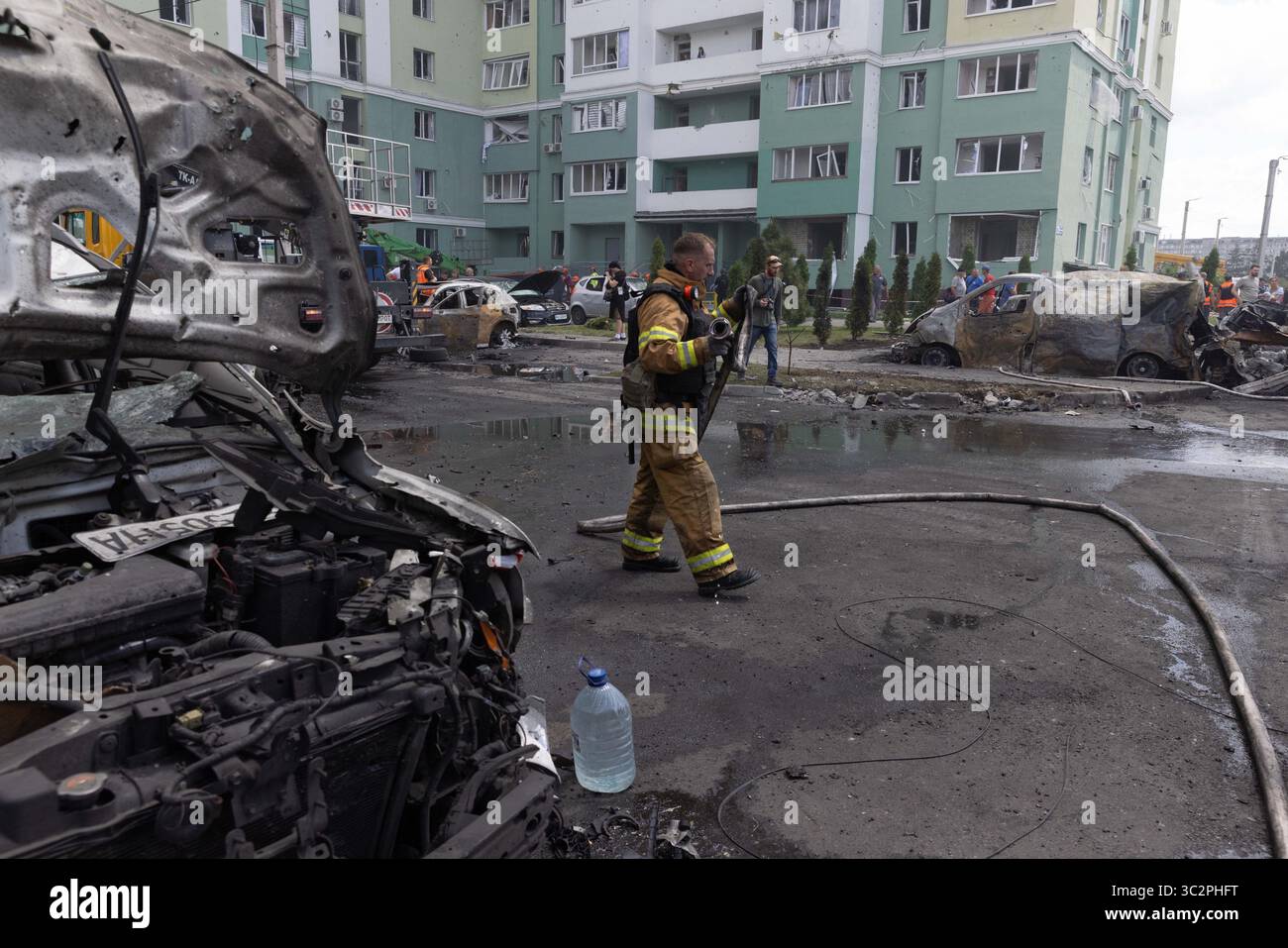 Charkiv, Ucraina. 24 luglio 2025. I russi colpirono con due bombe aeree del peso di 250 kg ciascuna su un quartiere densamente popolato di Charkiv. 20 edifici residenziali, officine di produzione, un edificio amministrativo e auto sono stati danneggiati. L'onda esplosiva è scoppiata più di 600 finestre, ha detto il sindaco. Il numero di vittime del bombardamento di Kharkiv da parte di KAB è aumentato a 37 persone, come riportato da Igor Terekhov. Charkiv, Ucraina il 24 luglio 2025. Foto di Yevhen Titov/ABACAPRESS.COM credito: Abaca Press/Alamy Live News Foto Stock