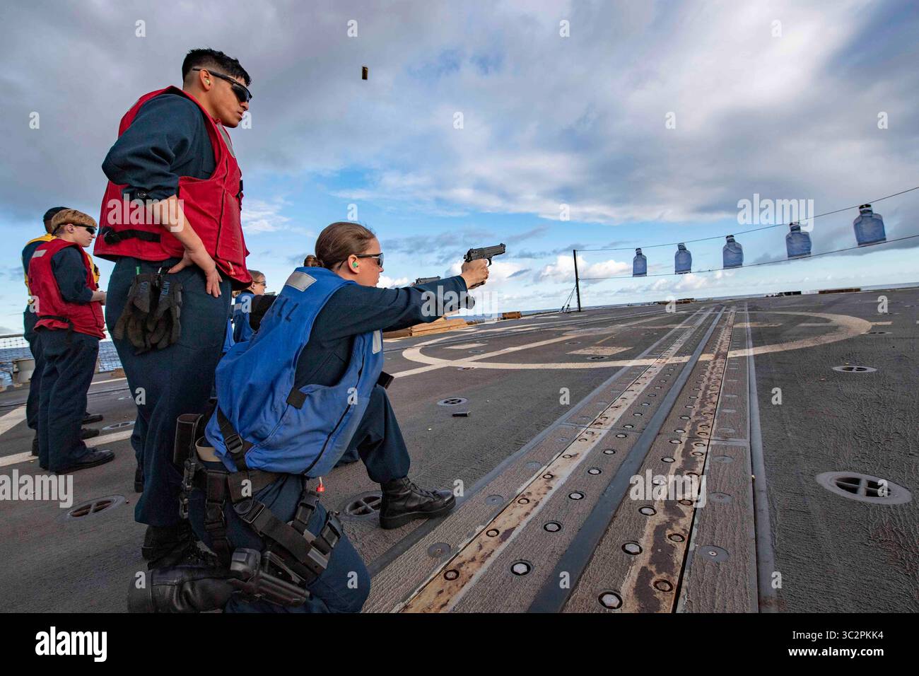 9 luglio 2019 - Oceano Pacifico - il tenente j.g. Kristen Whitehurst, da Dumfries, Virginia, spara una pistola da 9 mm durante un corso di qualificazione per armi a fuoco vivo tenuto sul ponte di volo del cacciatorpediniere missilistico guidato classe Arleigh Burke USS McCampbell (DDG 85). McCampbell, parte del Wasp Expeditionary Strike Group, con imbarcato 31st Marine Expeditionary Unit, sta attualmente partecipando al Talisman Sabre 2019 al largo delle coste dell'Australia settentrionale. Talisman Sabre, evento biennale bilaterale, è stato progettato per migliorare l'addestramento al combattimento americano e australiano, la preparazione e l'interoperabilità attraverso rel realistico Foto Stock