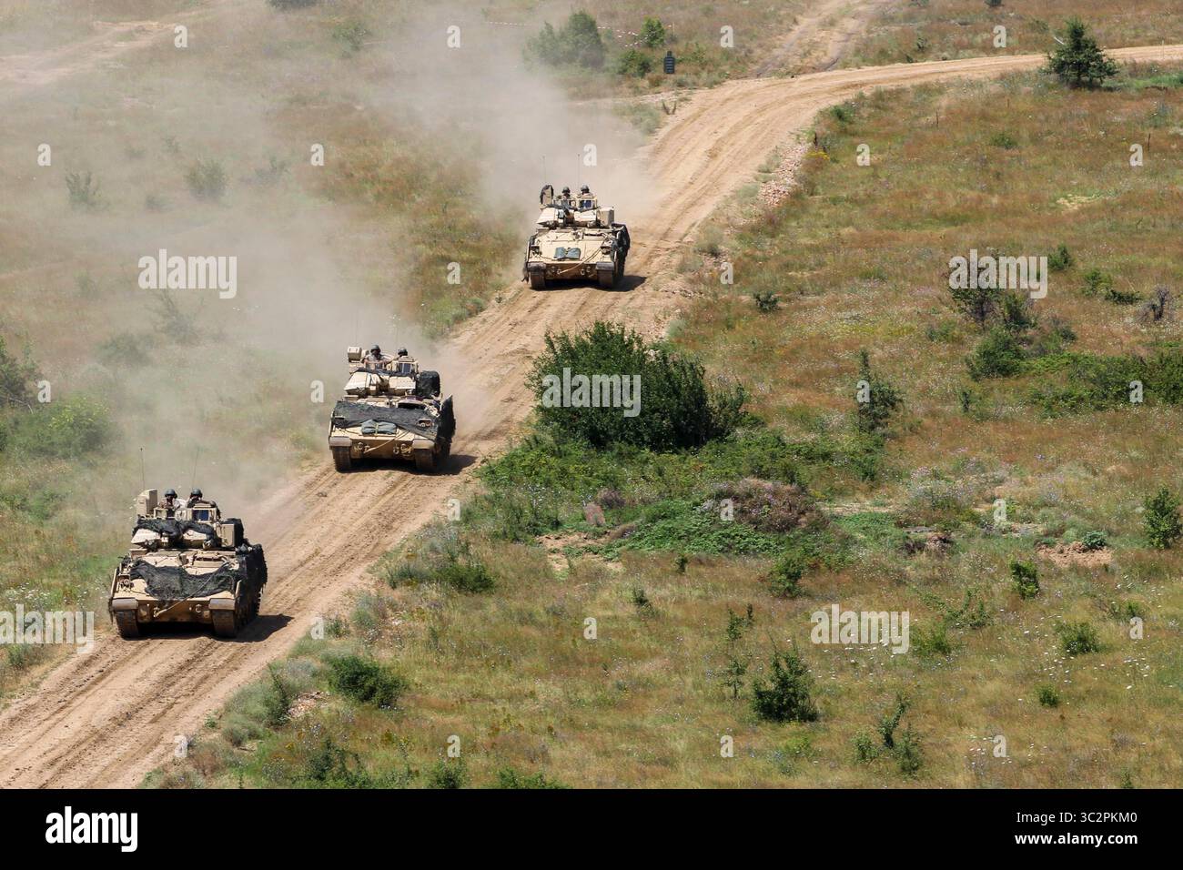 17 luglio 2019 - Novo Selo, Bulgaria - M3 Bradley Fighting Vehicles esce dall'area di addestramento dopo un'esercitazione di battaglione a fuoco vivo durante Platinum Lion 19 presso Novo Selo Training area, Bulgaria, 18 luglio 2019. Exercise Platinum Lion è un evento di Peace Keeping Operations/Counter Insurgency a livello di battaglione progettato per fornire formazione di qualità, organizzata e realistica per unità militari designate dai partner della NATO e dai paesi alleati. L'esercizio rafforza le relazioni in un ambiente di formazione congiunto, sviluppa la comprensione delle tattiche, delle tecniche e delle procedure della nazione partner e aumenta l'interoperatività Foto Stock
