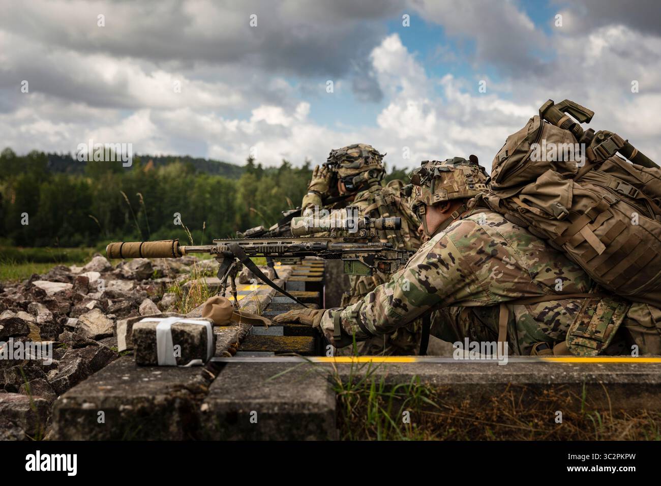21 luglio 2019 - Grafenwoehr, Germania - U.S. Army SPC. Kristofer Encinas un cecchino, e Alex Stoyonovich un Spotter di squadra di cecchini, con 1st Squadron, 91st Cavalry Regiment, ingaggiano un bersaglio prima di sgombrare un edificio, durante il concorso europeo Best Sniper Team, presso l'area di addestramento di Grafenwoehr, Germania, 21 luglio 2019. Il concorso European Best Sniper Team Competition è un concorso di abilità organizzato dal 7th Army Training Command (7ATC) dell'Esercito degli Stati Uniti, che comprende 17 alleati NATO e nazioni partner, dal 20 al 26 luglio. Il concorso europeo Best Sniper Team è stato ideato per migliorare il prof Foto Stock