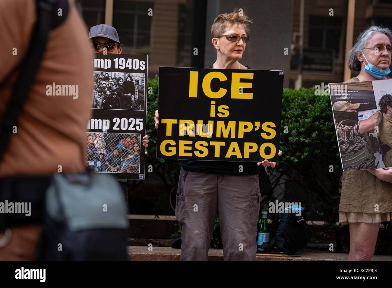 New York, Stati Uniti. 24 luglio 2025. Le persone tengono una veglia silenziosa per i migranti che sono stati detenuti fuori 26 Federal Plaza a New York City giovedì 24 luglio 2025. La veglia è stata ospitata da Rise and Rest e sta protestando contro la spedizione di migranti nei centri di concentrazione senza un giusto processo costituzionale. Foto di Angelina Katsanis/UPI credito: UPI/Alamy Live News Foto Stock