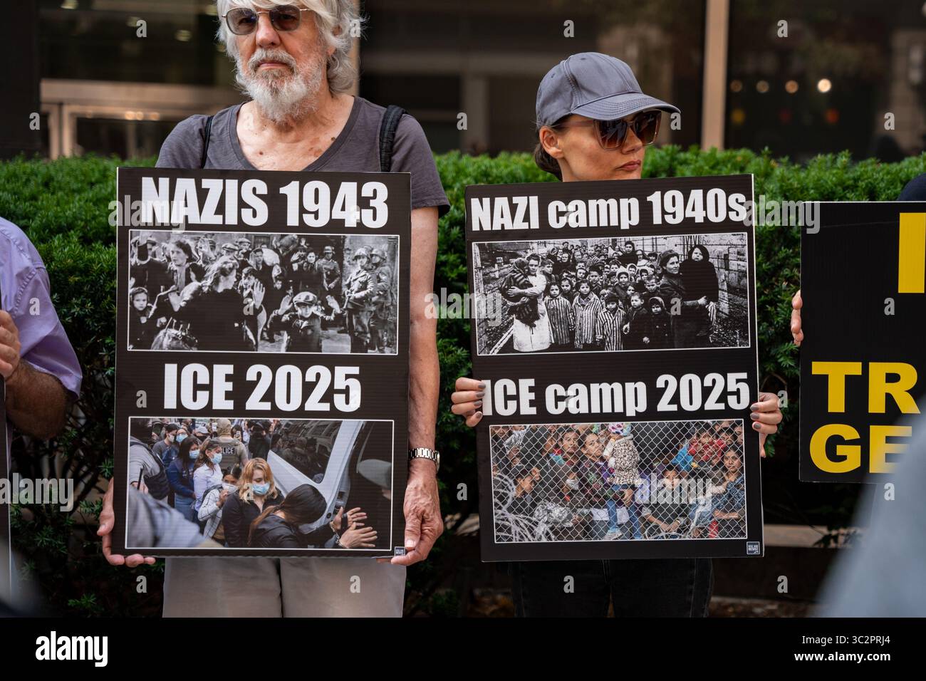 New York, Stati Uniti. 24 luglio 2025. Le persone tengono una veglia silenziosa per i migranti che sono stati detenuti fuori 26 Federal Plaza a New York City giovedì 24 luglio 2025. La veglia è stata ospitata da Rise and Rest e sta protestando contro la spedizione di migranti nei centri di concentrazione senza un giusto processo costituzionale. Foto di Angelina Katsanis/UPI credito: UPI/Alamy Live News Foto Stock