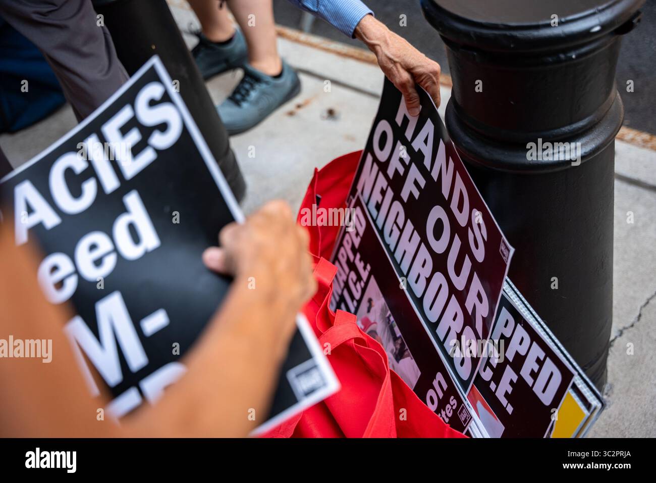 New York, Stati Uniti. 24 luglio 2025. La gente raccoglie i segnali per una veglia silenziosa per i migranti che sono stati detenuti fuori 26 Federal Plaza a New York City giovedì 24 luglio 2025. La veglia è stata ospitata da Rise and Rest e sta protestando contro la spedizione di migranti nei centri di concentrazione senza un giusto processo costituzionale. Foto di Angelina Katsanis/UPI credito: UPI/Alamy Live News Foto Stock
