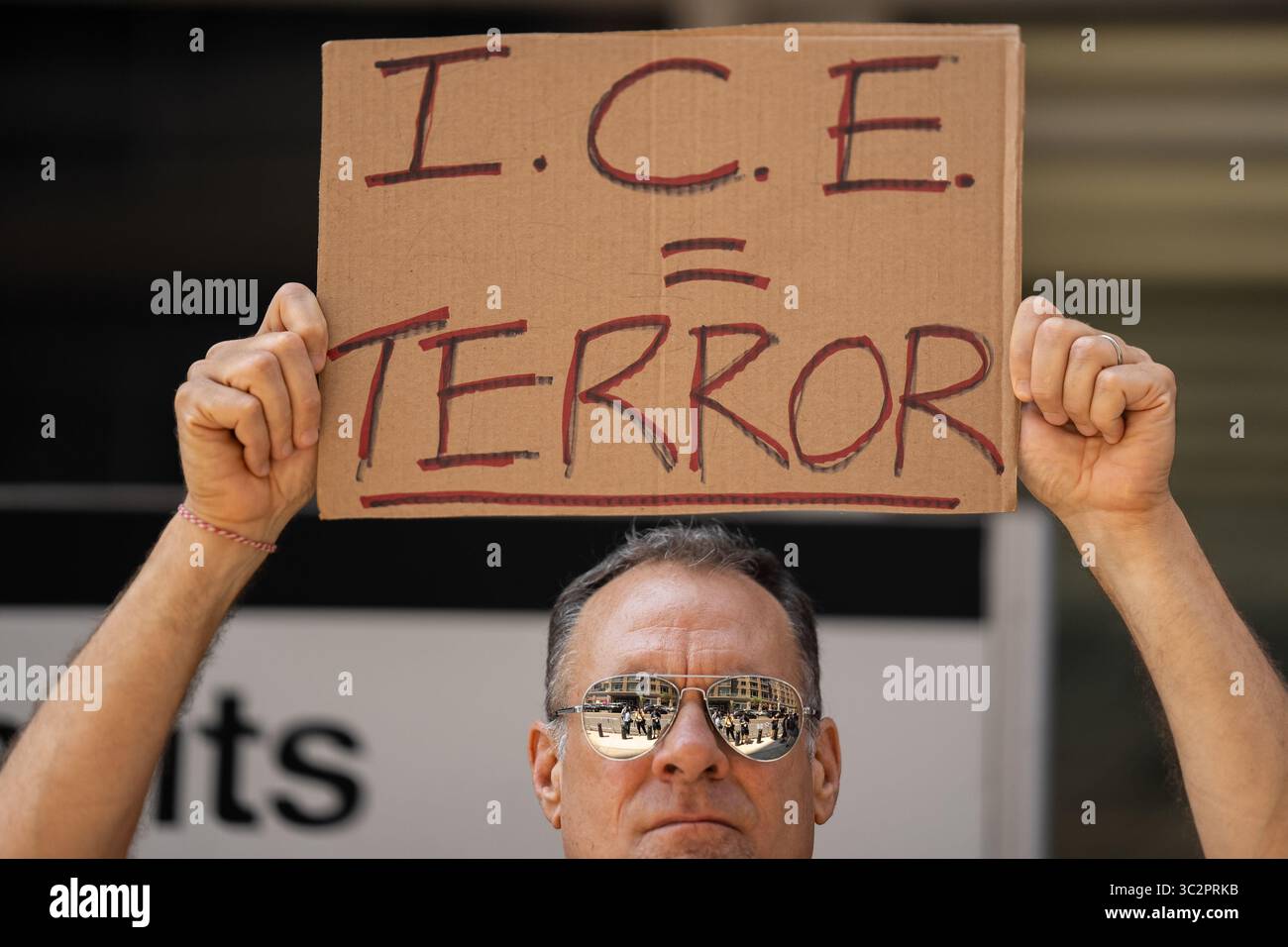 New York, Stati Uniti. 24 luglio 2025. Le persone tengono una veglia silenziosa per i migranti che sono stati detenuti fuori 26 Federal Plaza a New York City giovedì 24 luglio 2025. La veglia è stata ospitata da Rise and Rest e sta protestando contro la spedizione di migranti nei centri di concentrazione senza un giusto processo costituzionale. Foto di Angelina Katsanis/UPI credito: UPI/Alamy Live News Foto Stock