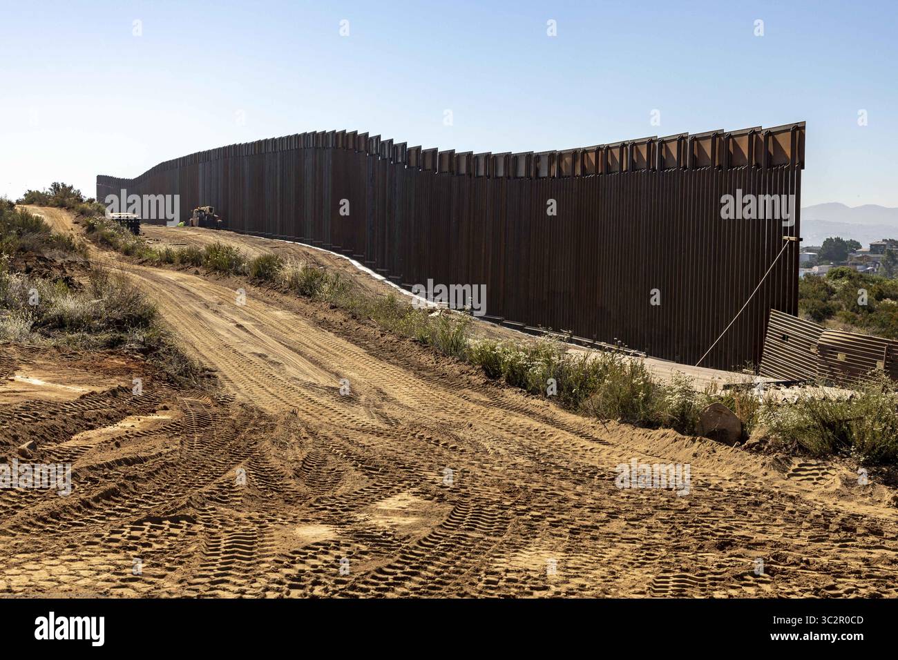 19 giugno 2019, Tecate, CA, Stati Uniti d'America: Una sezione di muro di confine sostitutivo lungo il confine meridionale con il Messico 19 giugno 2019 vicino a Tecate, California. La sostituzione è stata autorizzata sotto l'amministrazione Obama ed è in fase di completamento. (Immagine di credito: © mani Albrecht via ZUMA Wire) Foto Stock