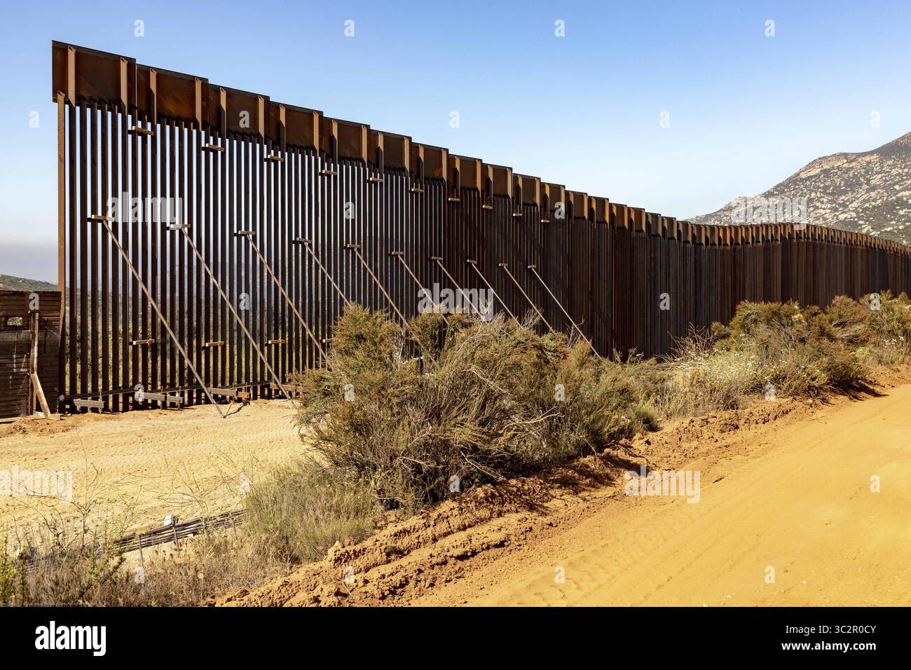 19 giugno 2019, Tecate, CA, Stati Uniti d'America: Gli equipaggi di costruzione continuano i lavori su una sezione di muro di confine sostitutivo lungo il confine meridionale con il Messico 19 giugno 2019 vicino a Tecate, California. La sostituzione è stata autorizzata sotto l'amministrazione Obama ed è in fase di completamento. (Immagine di credito: © mani Albrecht via ZUMA Wire) Foto Stock