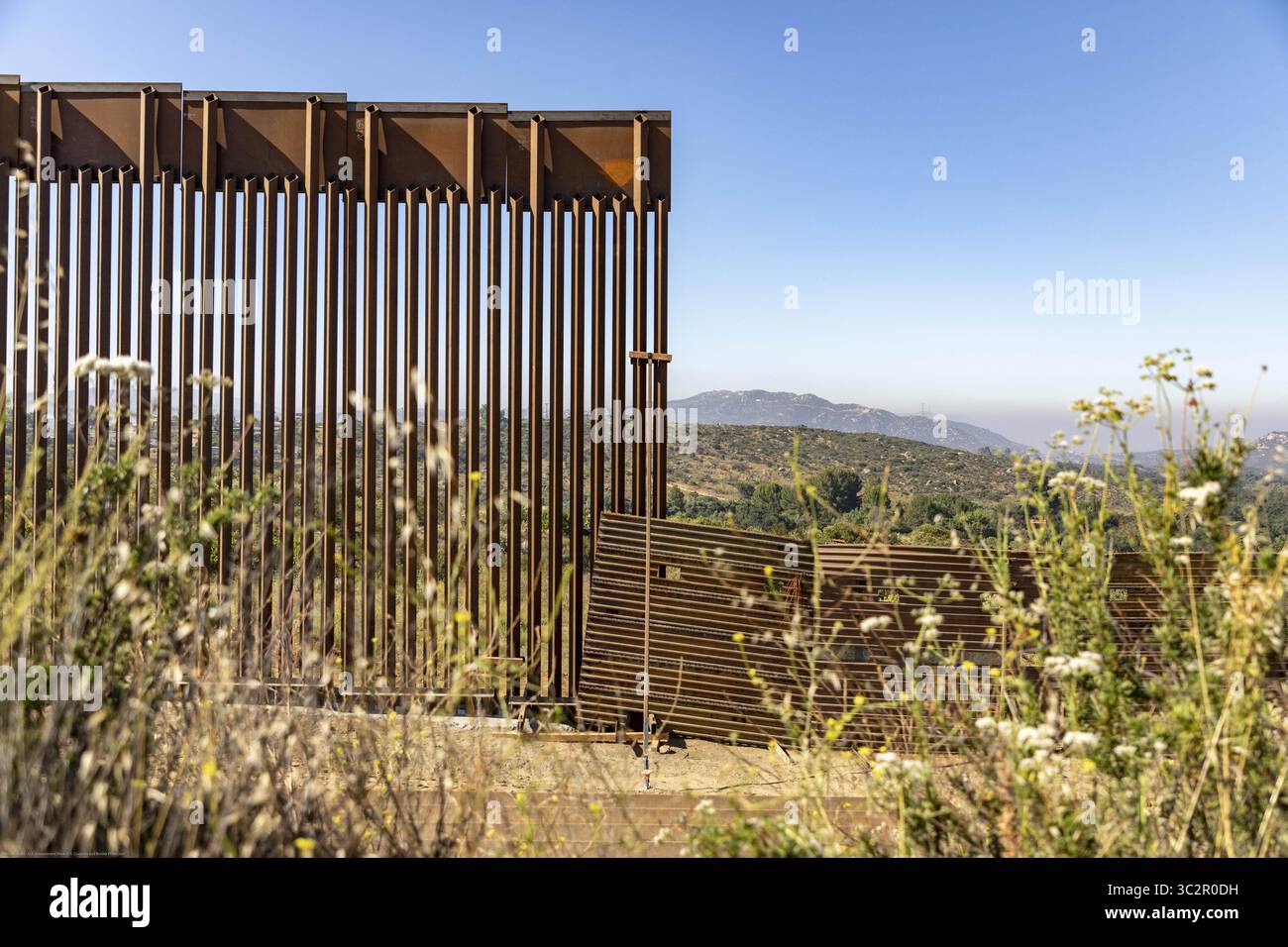 19 giugno 2019, Tecate, CA, Stati Uniti d'America: Una sezione di muro di confine sostitutivo lungo il confine meridionale con il Messico accanto al vecchio muro 19 giugno 2019 vicino a Tecate, California. La sostituzione è stata autorizzata sotto l'amministrazione Obama ed è in fase di completamento. (Immagine di credito: © mani Albrecht via ZUMA Wire) Foto Stock