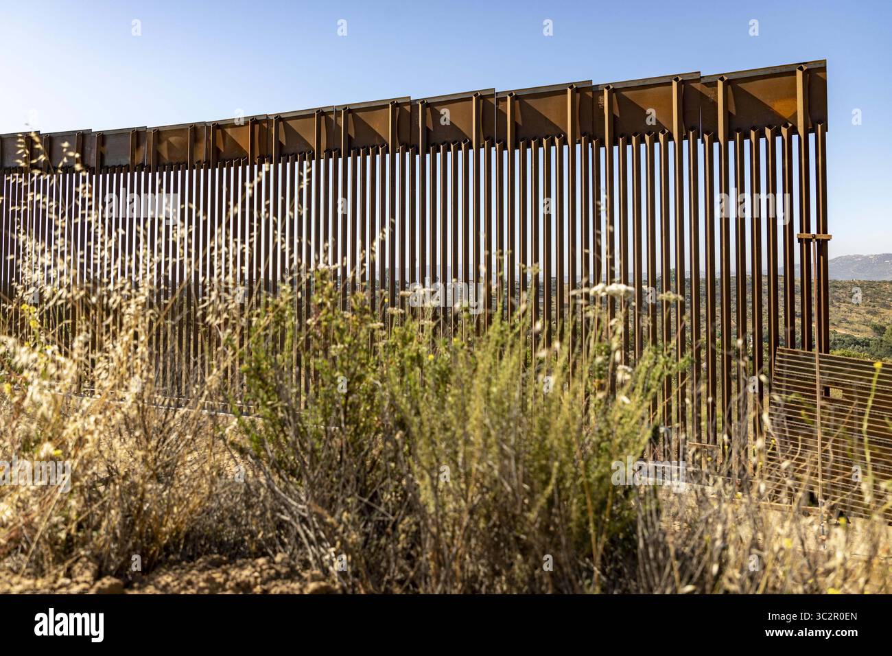 19 giugno 2019, Tecate, CA, Stati Uniti d'America: Una sezione di muro di confine sostitutivo lungo il confine meridionale con il Messico 19 giugno 2019 vicino a Tecate, California. La sostituzione è stata autorizzata sotto l'amministrazione Obama ed è in fase di completamento. (Immagine di credito: © mani Albrecht via ZUMA Wire) Foto Stock