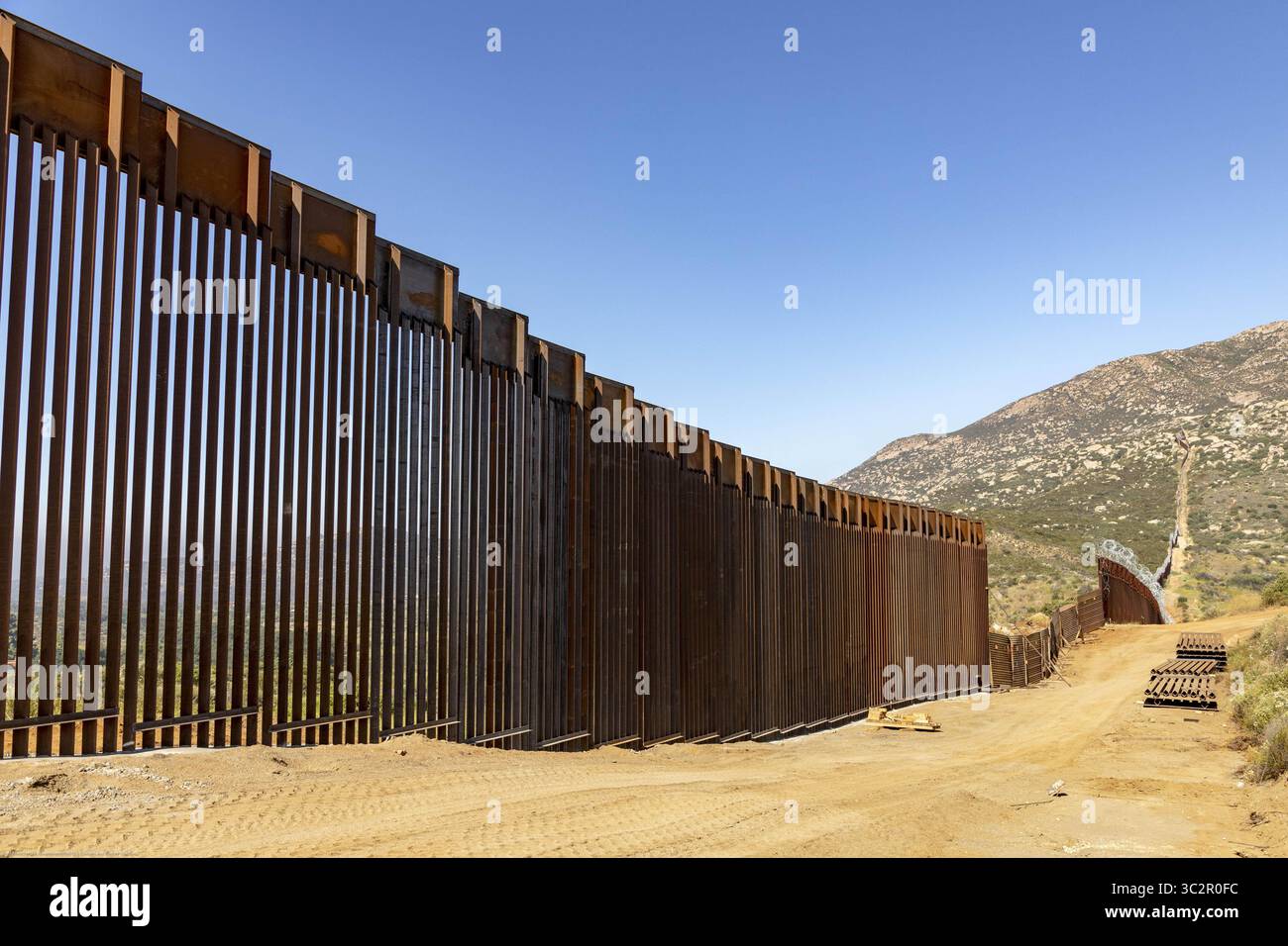 19 giugno 2019, Tecate, CA, Stati Uniti d'America: Una sezione di muro di confine sostitutivo lungo il confine meridionale con il Messico 19 giugno 2019 vicino a Tecate, California. La sostituzione è stata autorizzata sotto l'amministrazione Obama ed è in fase di completamento. (Immagine di credito: © mani Albrecht via ZUMA Wire) Foto Stock