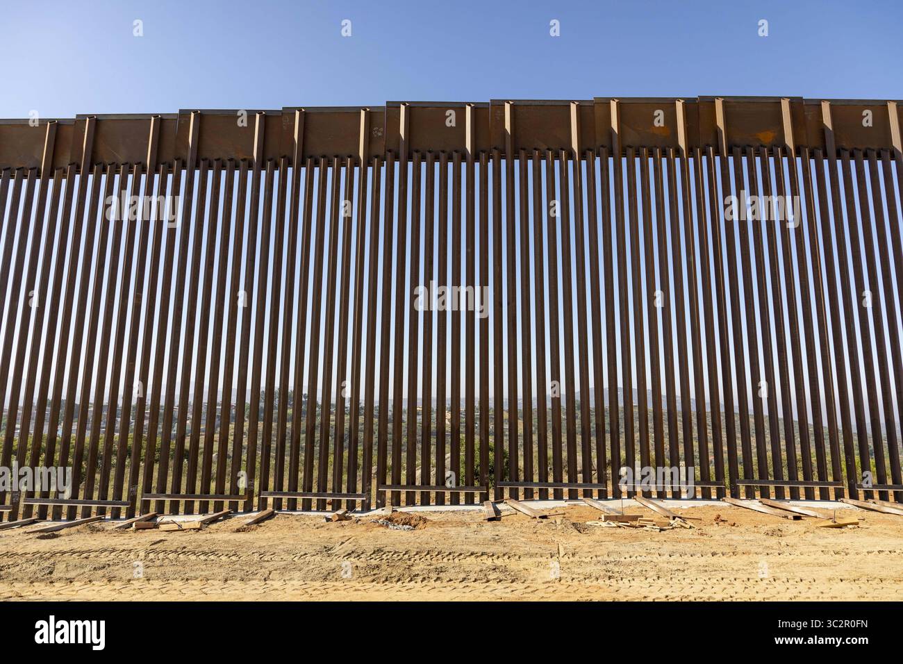 19 giugno 2019, Tecate, CA, Stati Uniti d'America: Una sezione di muro di confine sostitutivo lungo il confine meridionale con il Messico 19 giugno 2019 vicino a Tecate, California. La sostituzione è stata autorizzata sotto l'amministrazione Obama ed è in fase di completamento. (Immagine di credito: © mani Albrecht via ZUMA Wire) Foto Stock