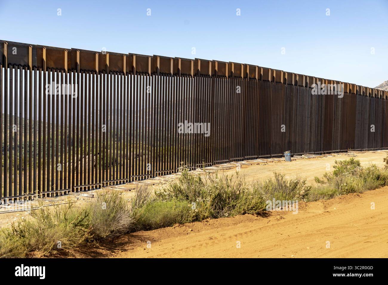 19 giugno 2019, Tecate, CA, Stati Uniti d'America: Gli equipaggi di costruzione continuano i lavori su una sezione di muro di confine sostitutivo lungo il confine meridionale con il Messico 19 giugno 2019 vicino a Tecate, California. La sostituzione è stata autorizzata sotto l'amministrazione Obama ed è in fase di completamento. (Immagine di credito: © mani Albrecht via ZUMA Wire) Foto Stock