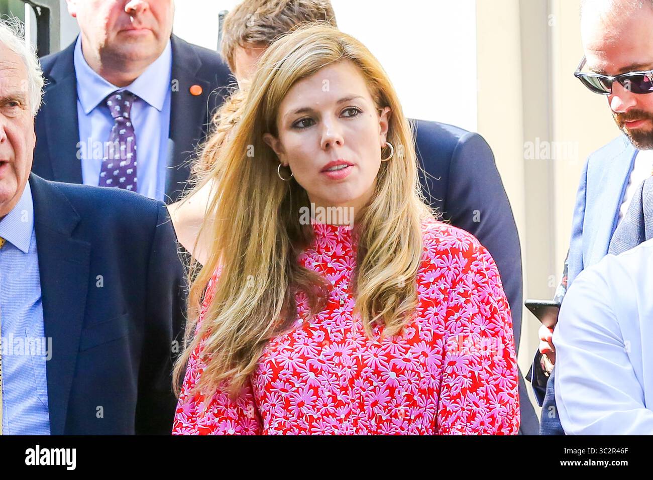24 luglio 2019, Londra, Regno Unito: Carrie Symonds, la fidanzata del nuovo primo ministro britannico Boris Johnson, aspetta che Boris arrivi a Downing Street. Boris Johnson è stato eletto come nuovo leader del Partito Conservatore e Unionista e sarà il 77 ° primo ministro della Gran Bretagna. Il primo ministro uscente Theresa May si è dimesso oggi presto. (Immagine di credito: © Steve Taylor/SOPA Images via ZUMA Wire) Foto Stock