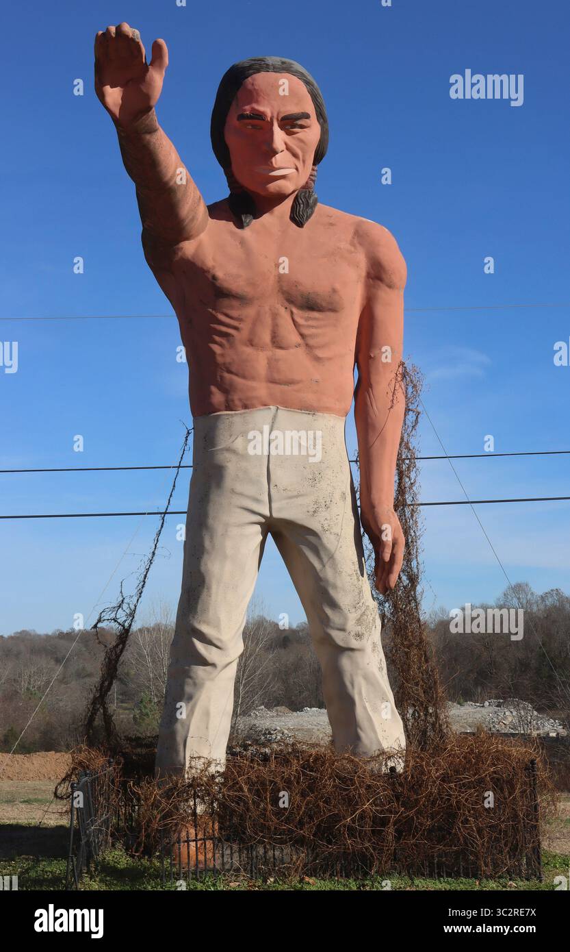 Una grande statua indiana accoglie i visitatori a Franklin, Kentucky, una delle figure più iconiche e nostalgiche della città. Foto Stock