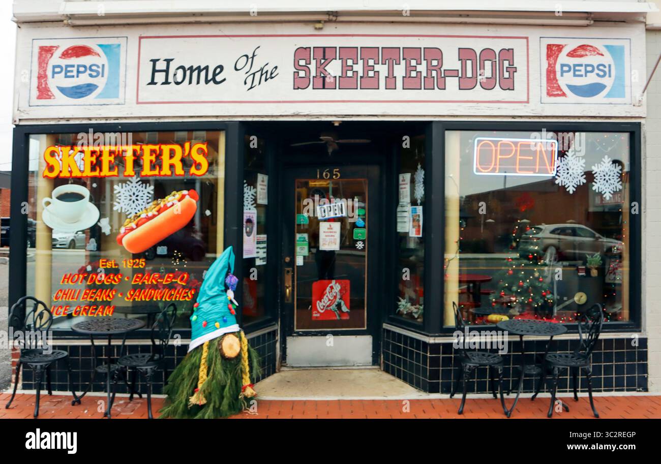 Skeeter's World Famous Hot Dogs a Wytheville, va, ha servito milioni di "Skeeter Dogs" nel suo bancone vintage Main Street dal 1925. Foto Stock