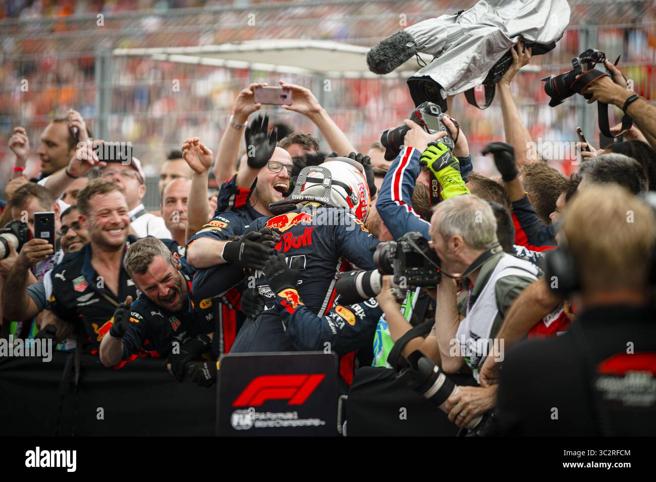 28 luglio 2019, Hockenheim, Germania: Il pilota olandese di Red Bull RACINGÂ Max Verstappen festeggia con i suoi meccanici dopo aver vinto la gara del Gran Premio di F1 tedesco. (Immagine di credito: © jure Makovec/SOPA Images via ZUMA Wire) Foto Stock