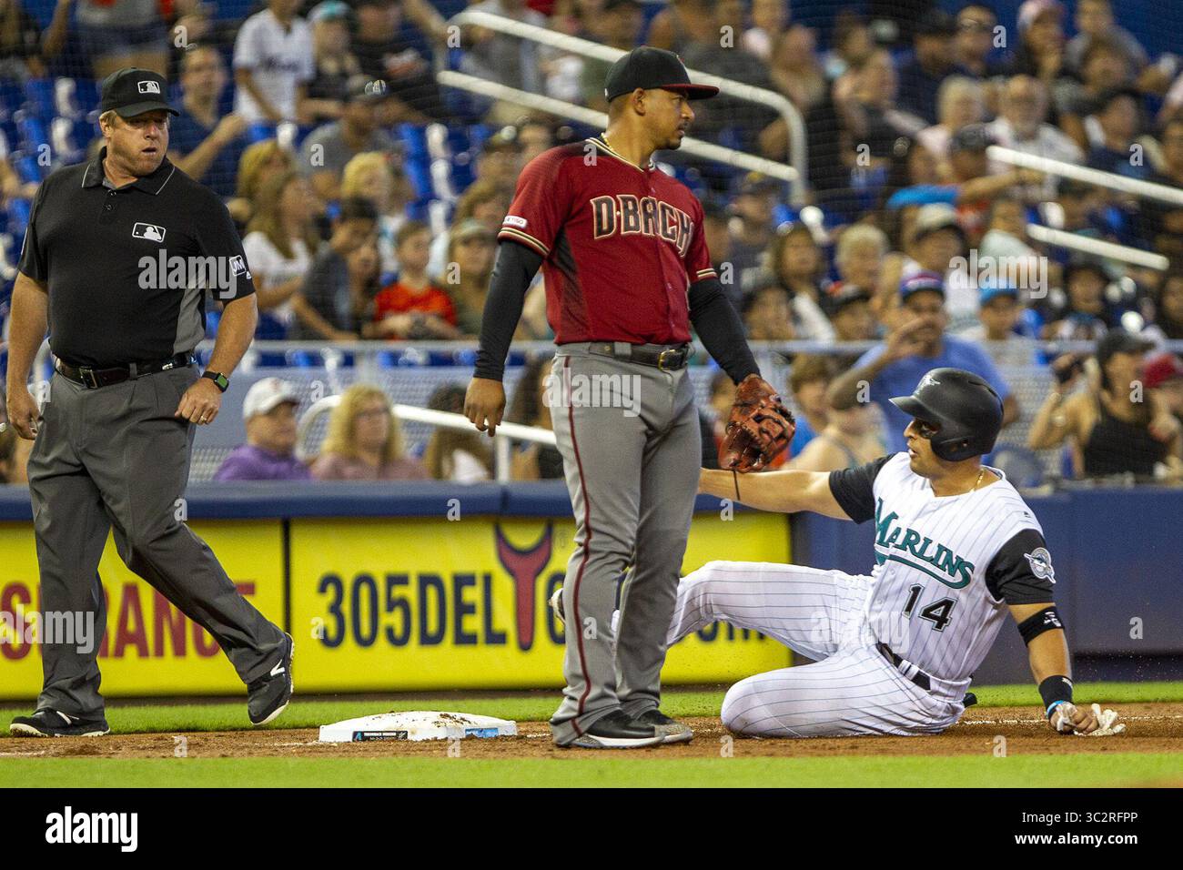 July 28, 2019, Miami, FL, USA: Miami Marlins third baseman Martin Prado (14), right, slides to third base in the second inning as the ball doesn't arrive in time to Arizona Diamondbacks third baseman Eduardo Escobar (5) on Sunday, July 28, 2019 at Marlins Park in Miami, Fla. (Credit Image: © TNS via ZUMA Wire) Foto Stock