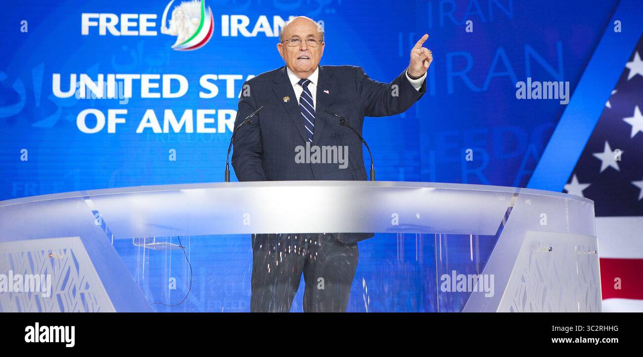 13 luglio 2019, Duress, ALB: La conferenza annuale dell'Iran libero per la prima volta ad Ashraf 3, la sede dell'Organizzazione Mojahedin del popolo dell'Iran (Mujahedin-e Khalq, MEK o PMOI) il 13 luglio 2019, vicino alla costrizione in Albania. L'ex sindaco di New York Rudy Giuliani dice al raduno dell'Iran libero: "Sappiamo che c'è un gruppo di persone che si dedicano alla libertà e alla causa di essa, ed è quello che chiamano culto di questi tempi perché sono così cinici che non riescono a comprendere la decenza e l'onore. Forse c'è qualcosa che non va in lei, sfatando le rivendicazioni sollevate dal regime iraniano e dal suo coro Foto Stock