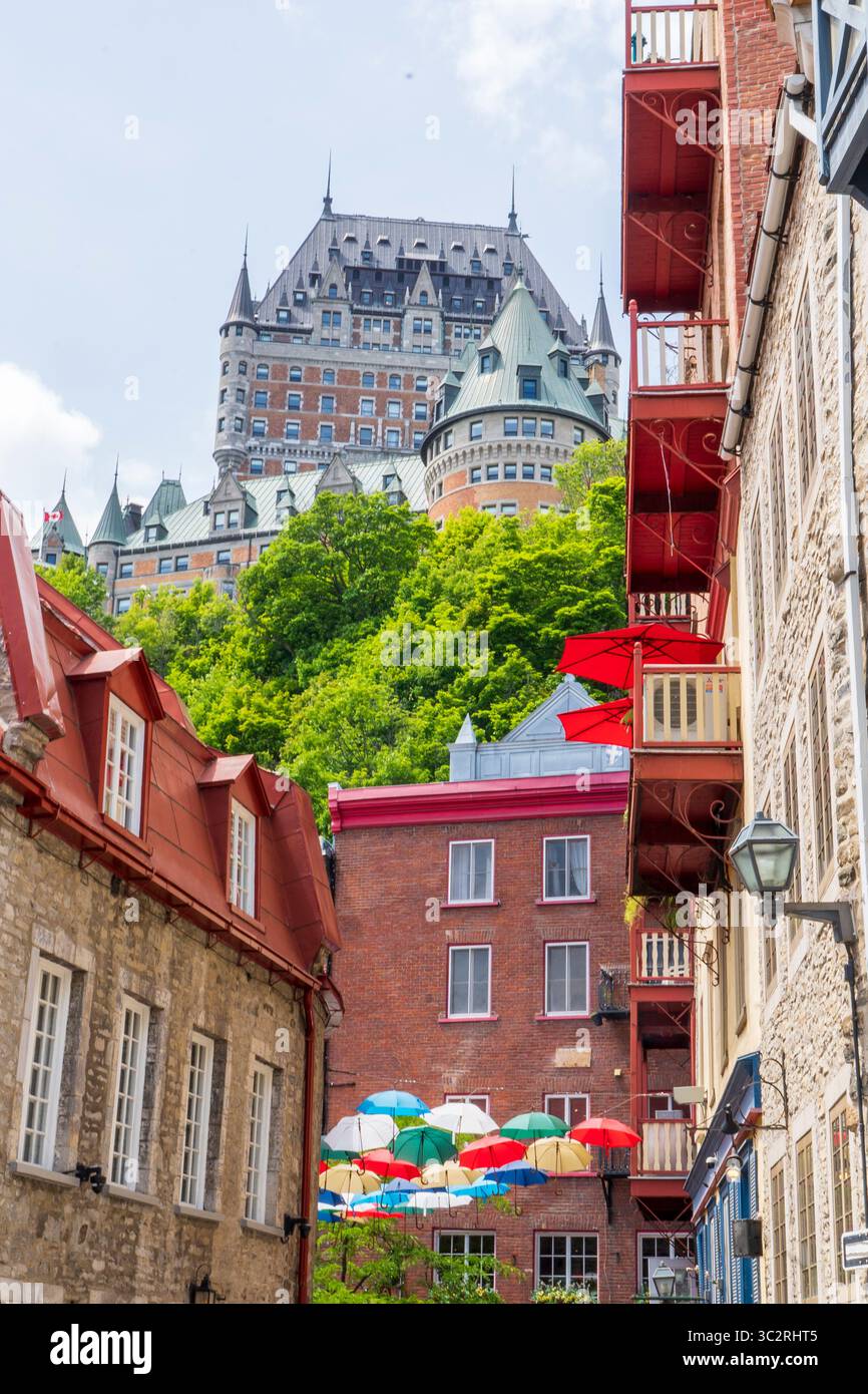 Umbrella Alley, gli iconici ombrelli in rue du cUL-de-Sac nel quartiere Petit Champlain Historic Old Quebec, Canada. Foto Stock