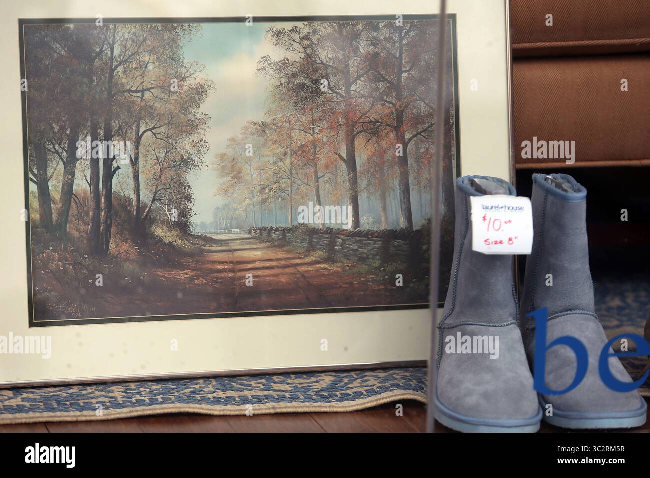 10 gennaio 2016 - Stamford, Connecticut, USA - Un paio di scarpe si accostano a un percorso artistico in un negozio di abbigliamento usato a Stamford, Connecticut. (Immagine di credito: © Gregory Raymond/ZUMA Wire) Foto Stock