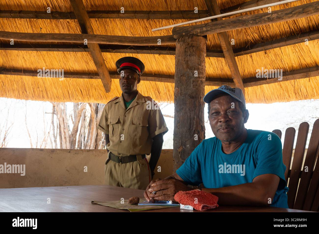 15 ottobre 2018, Mfuwe, Zambia: Ritratto del capo della tribù Kunda. La missione di panAFRICAproject è quella di creare un ritratto visivo contemporaneo dell'Africa moderna che non si occupi di conflitti, pestilenza e povertà. (Immagine di credito: © Lou Jones/ZUMA Wire) Foto Stock