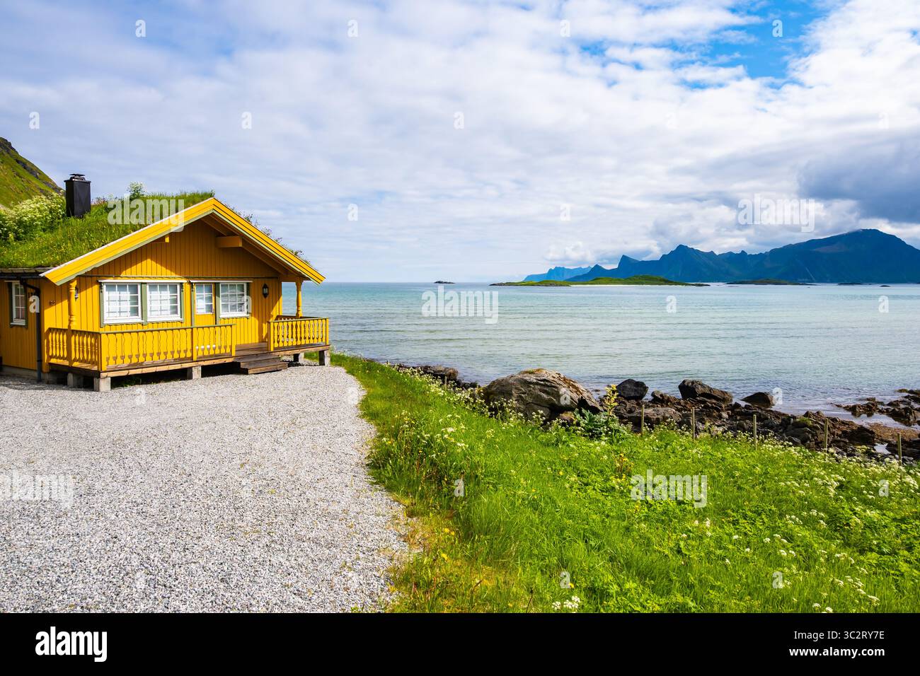 Casa tradizionale sulla costa del mare vicino alla spiaggia di Yttersand sull'isola di Moskenesoy in estate, isole Lofoten, Norvegia Foto Stock