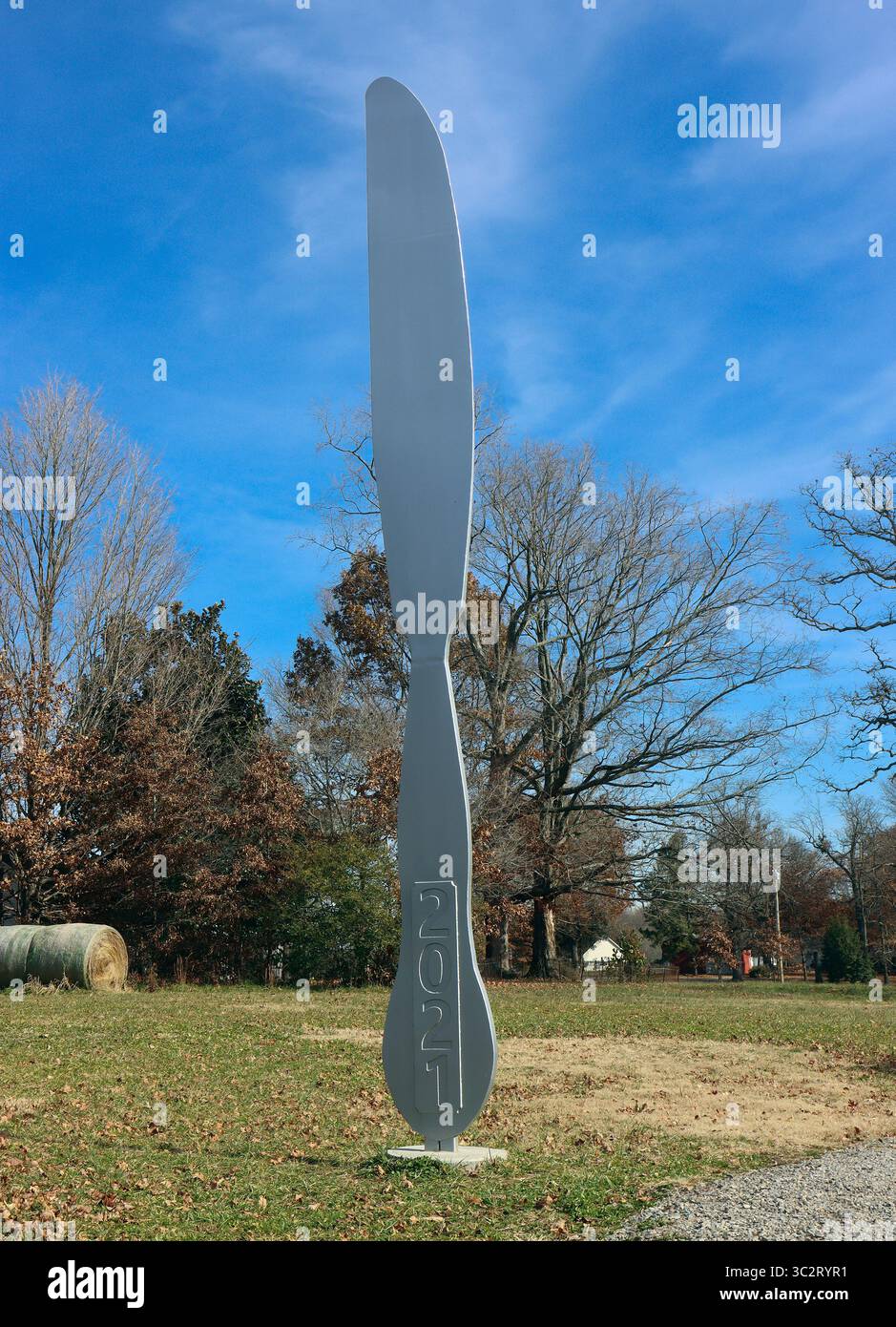 Un coltello da burro di 24 piedi chiamato "The Cutting Edge of Simpson County" torreggia nel Blackjack Sculpture Park appena fuori Franklin, Kentucky. Foto Stock