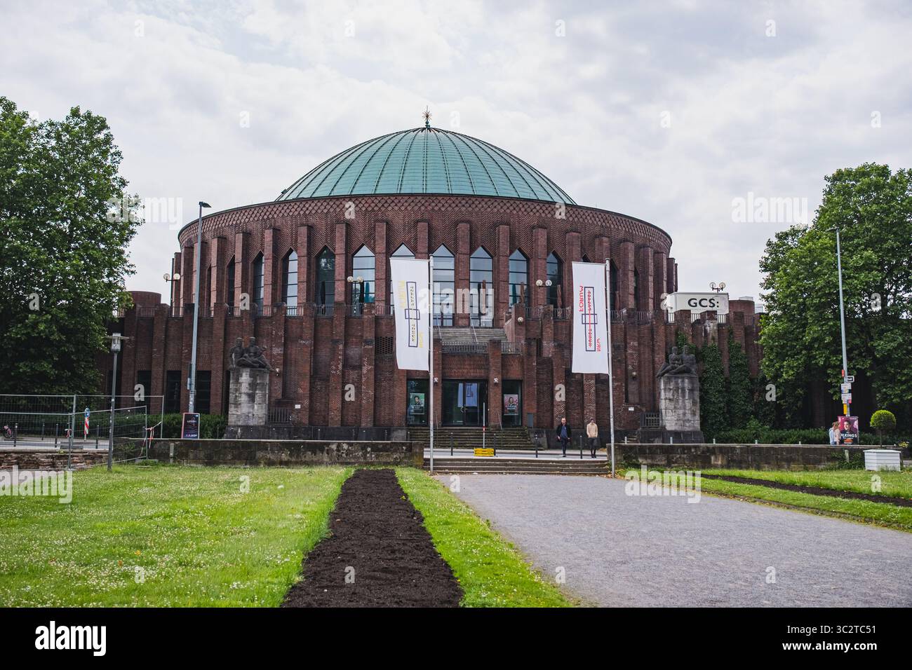 Vista frontale di Tonhalle Dusseldorf con facciata in mattoni e cupola Foto Stock