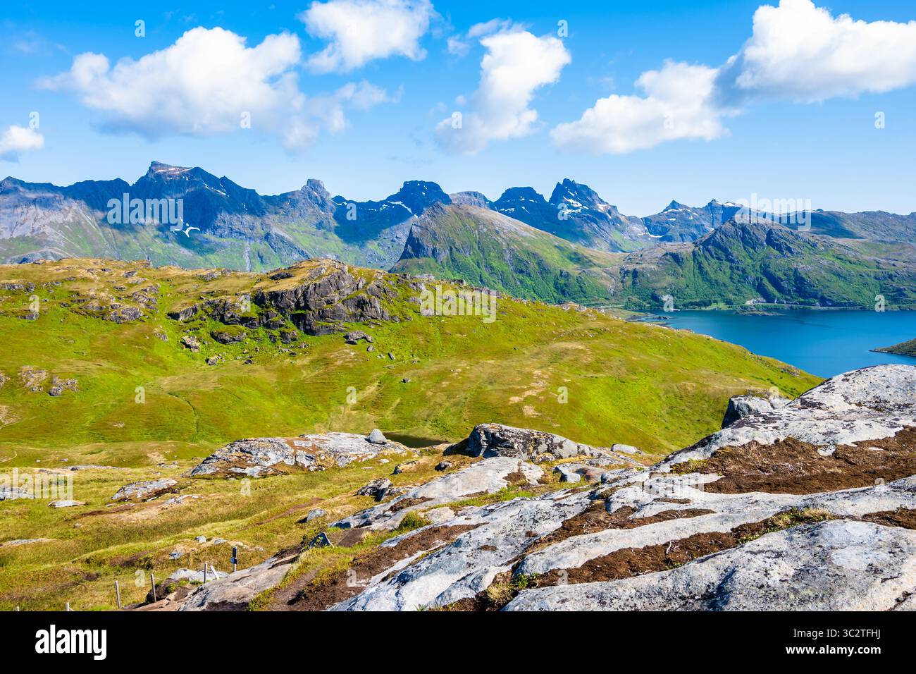 Splendida vista delle montagne e dei fiordi dal sentiero escursionistico a Ryten in estate, alle isole Lofoten, Norvegia Foto Stock