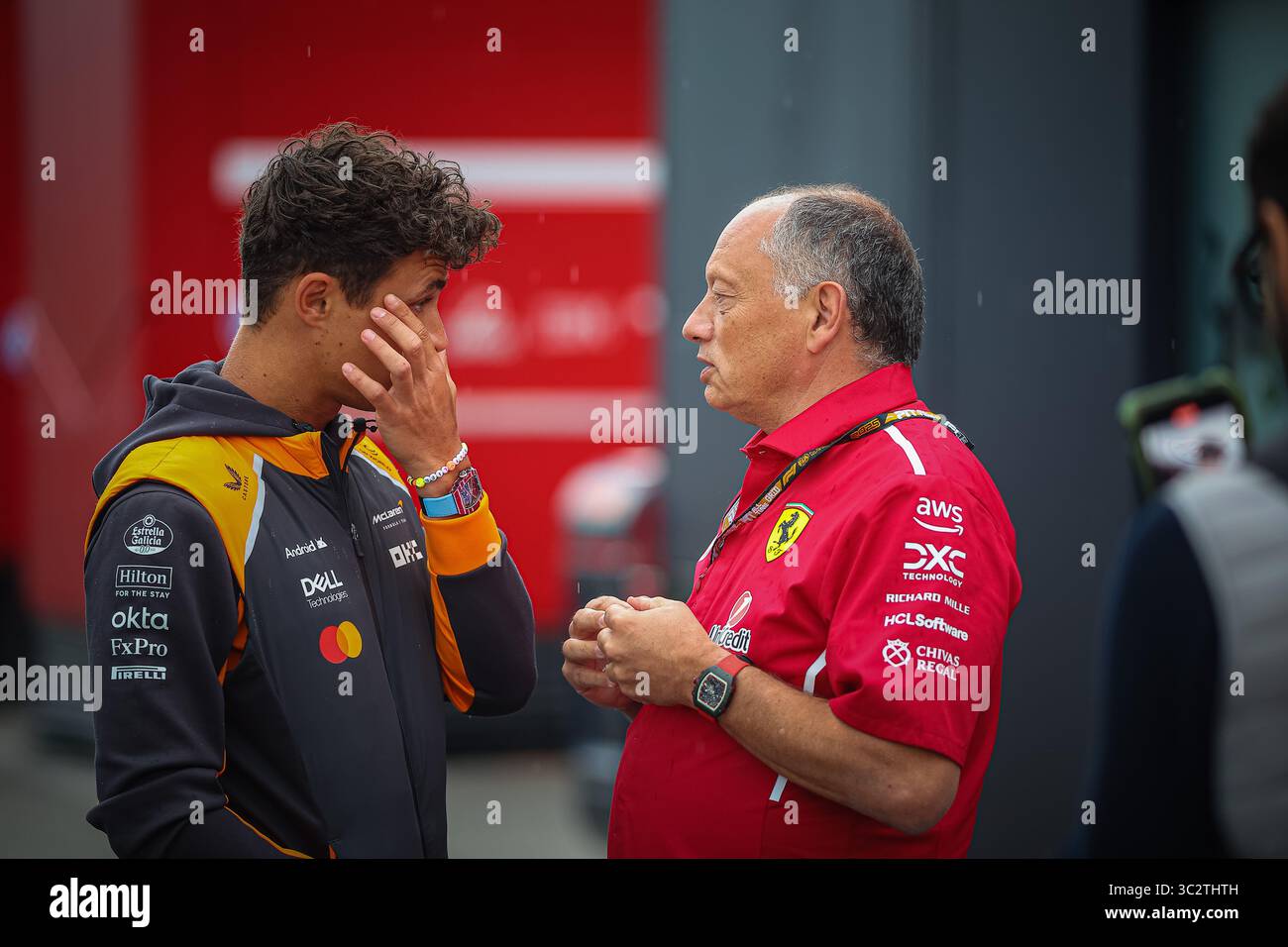 Frederic Vasseur, Team Principal della Scuderia Ferrari, con Lando Norris McLaren durante il GP del Belgio, Spa-Francorchamps 24-27 luglio 2025 Formula 1 Foto Stock