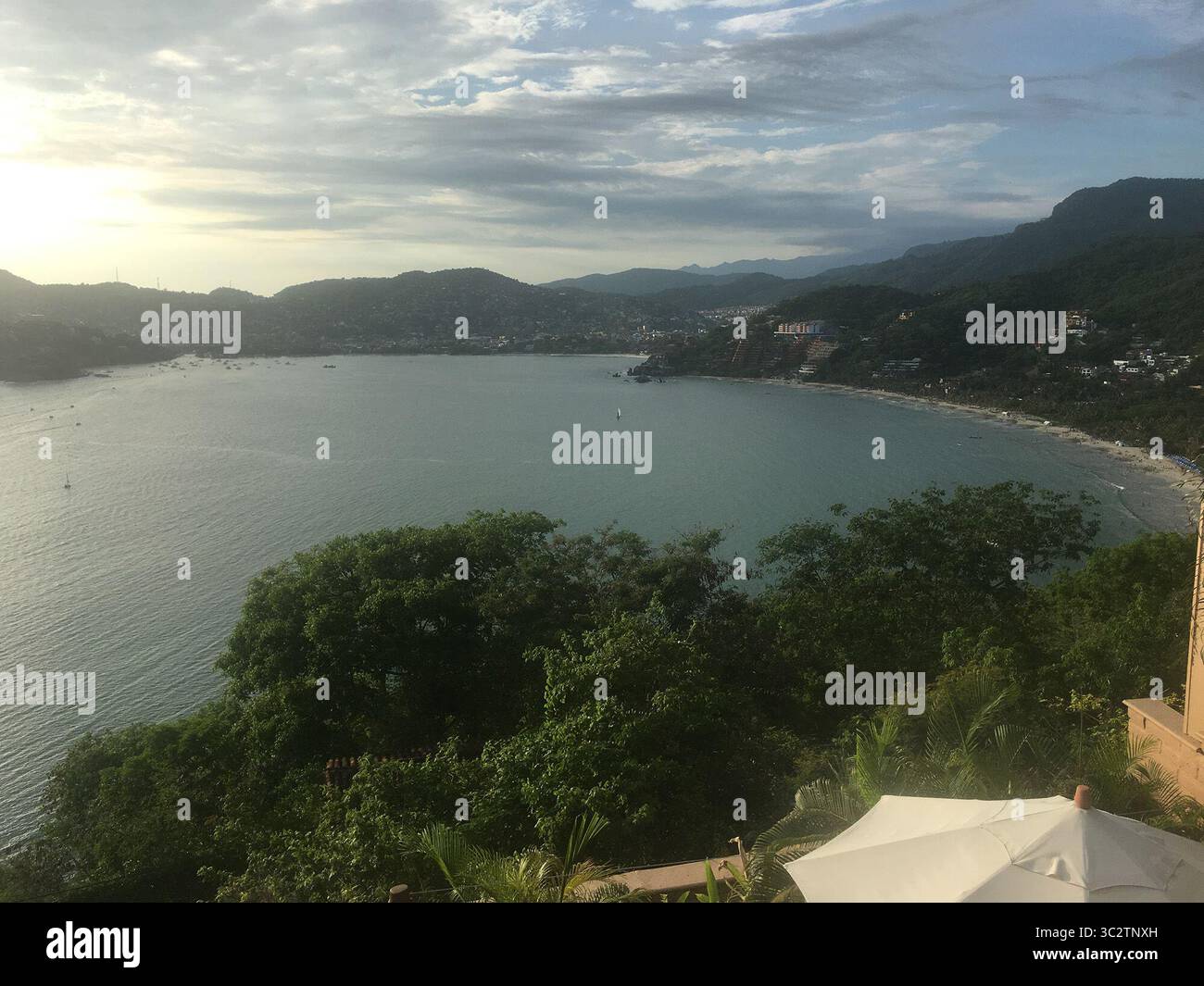 18 luglio 2019, Zihuatanejo, GR, mex: Playa de Ropa, a destra, è un'attrazione popolare per i turisti a Zihuatanejo, Messico. (Immagine di credito: © TNS via cavo ZUMA) Foto Stock