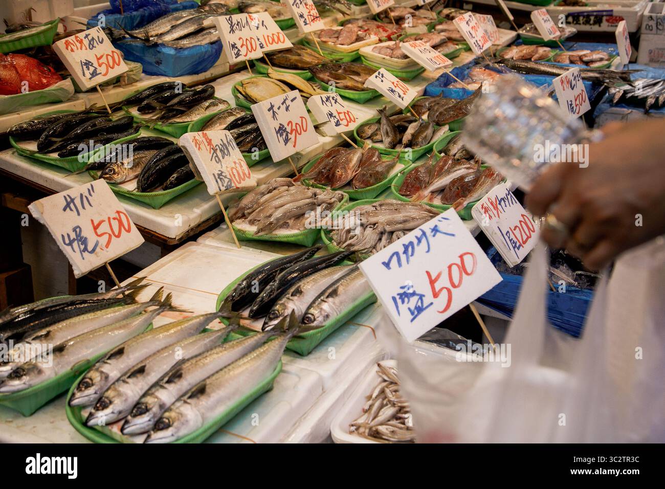4 agosto 2019, Tokyo, Giappone: Una vista del pesce fresco al mercato Ameya Yokocho (Ameyoko) di Tokyo. Ci sono circa 500 negozi lungo la stretta corsia, visitata da decine di migliaia di persone ogni giorno. (Immagine di credito: © Takahiro Yoshida/SOPA Images via ZUMA Wire) Foto Stock
