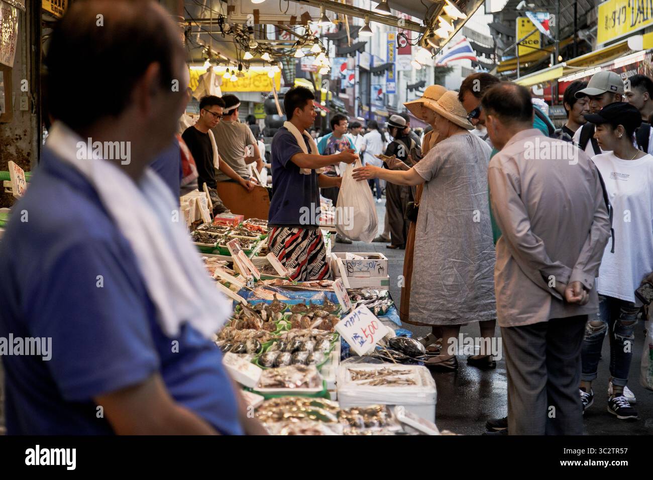 4 agosto 2019, Tokyo, Giappone: La gente ha visto fare acquisti di pesce fresco al mercato Ameya Yokocho (Ameyoko) di Tokyo. Ci sono circa 500 negozi lungo la stretta corsia, che viene visitata da decine di migliaia di persone ogni giorno. (Immagine di credito: © Takahiro Yoshida/SOPA Images via ZUMA Wire) Foto Stock